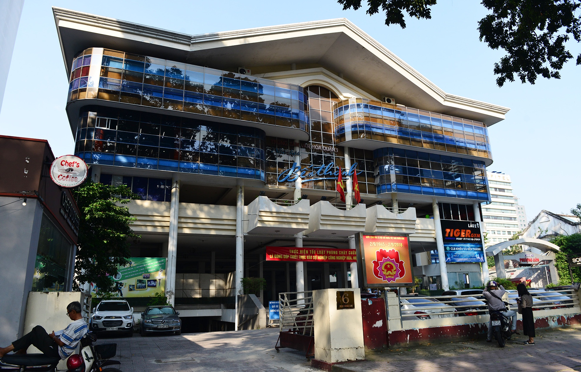 Nhung nha hat bi tan dung lam quan ca phe o Sai Gon hinh anh