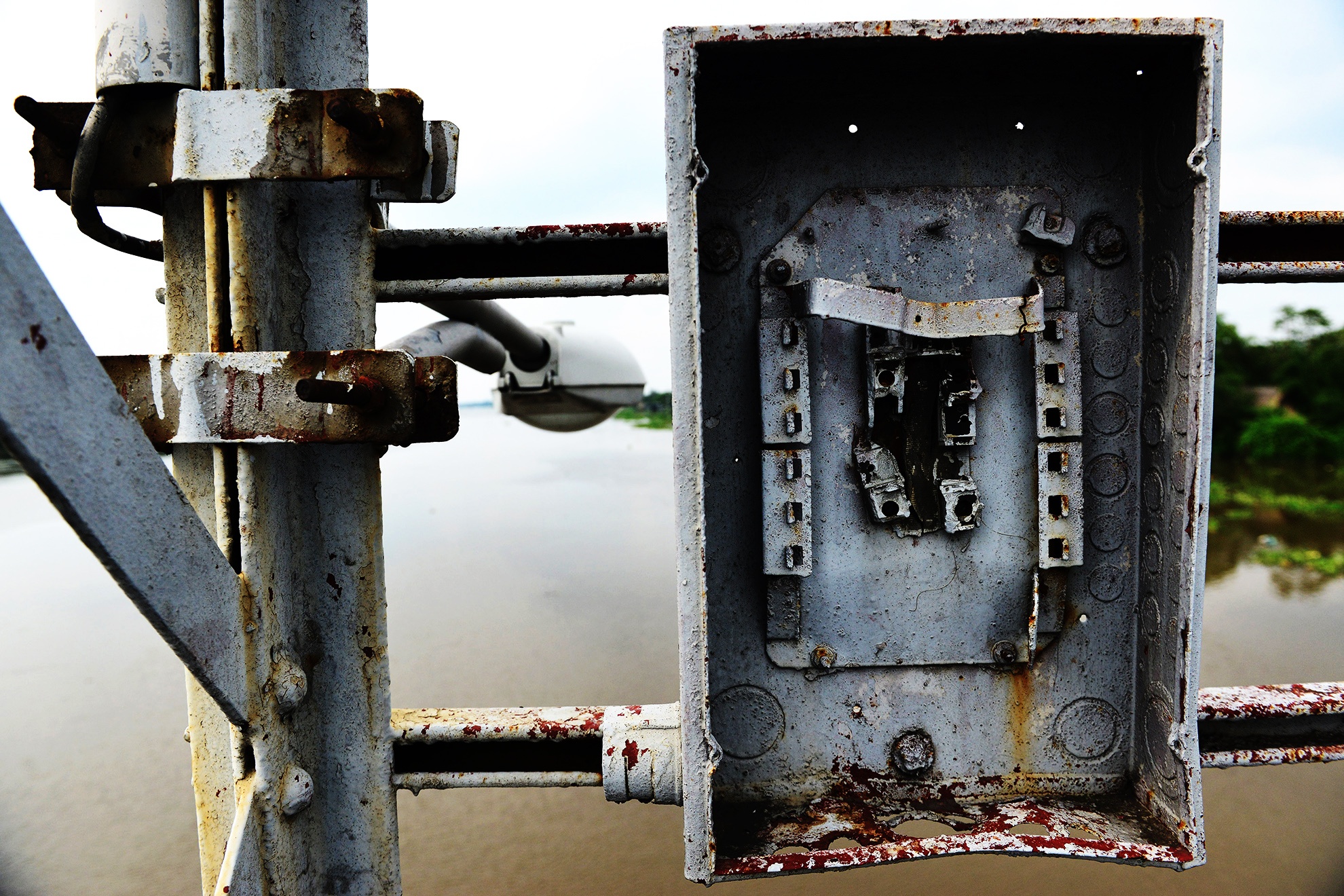 Cay cau Phap hon 100 tuoi sap bi thao do o Sai Gon anh 10