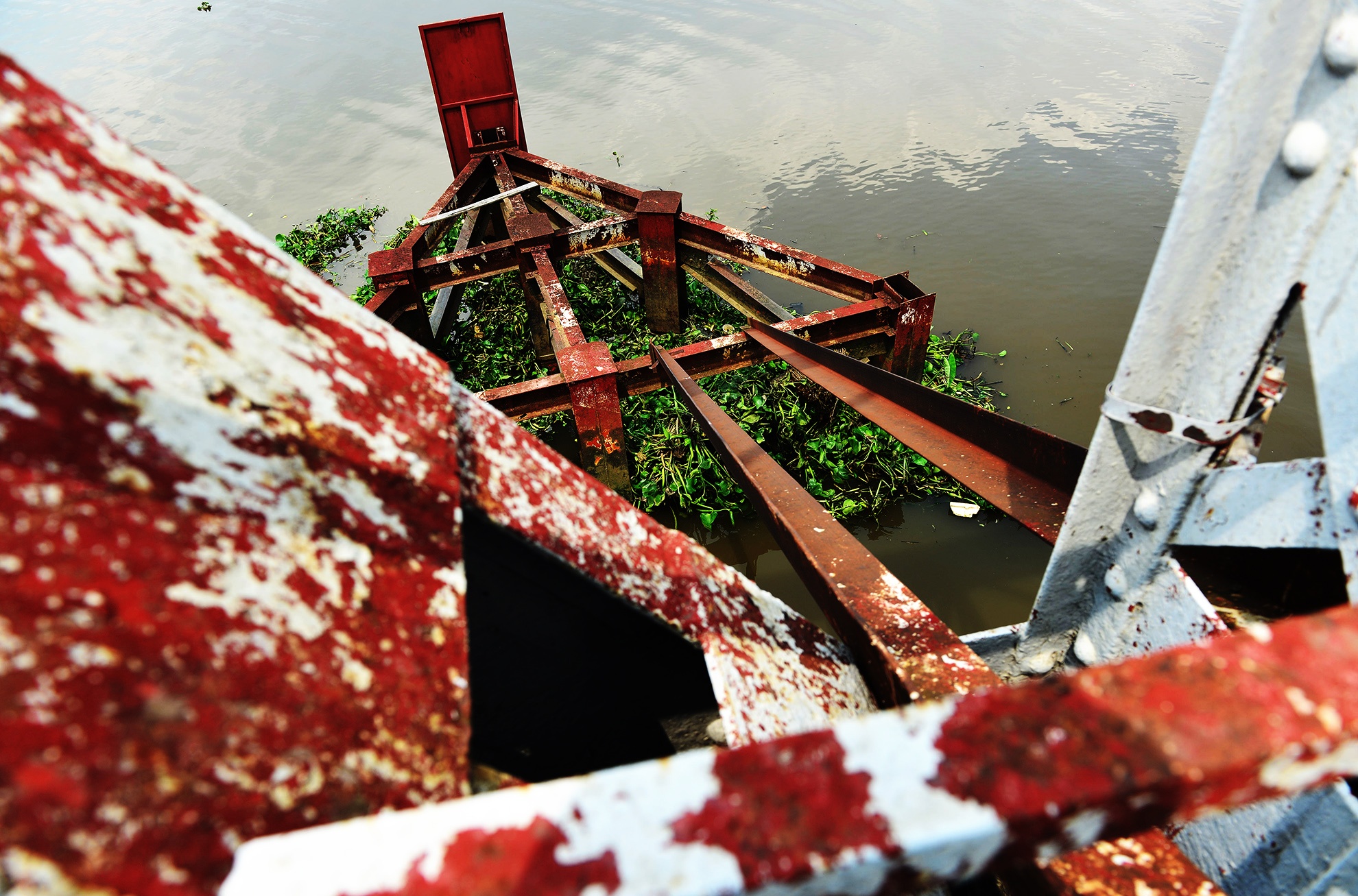 Cay cau Phap hon 100 tuoi sap bi thao do o Sai Gon anh 14