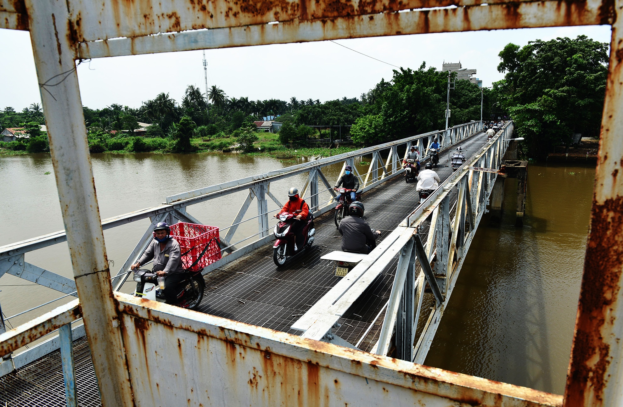 Cay cau Phap hon 100 tuoi sap bi thao do o Sai Gon anh 15
