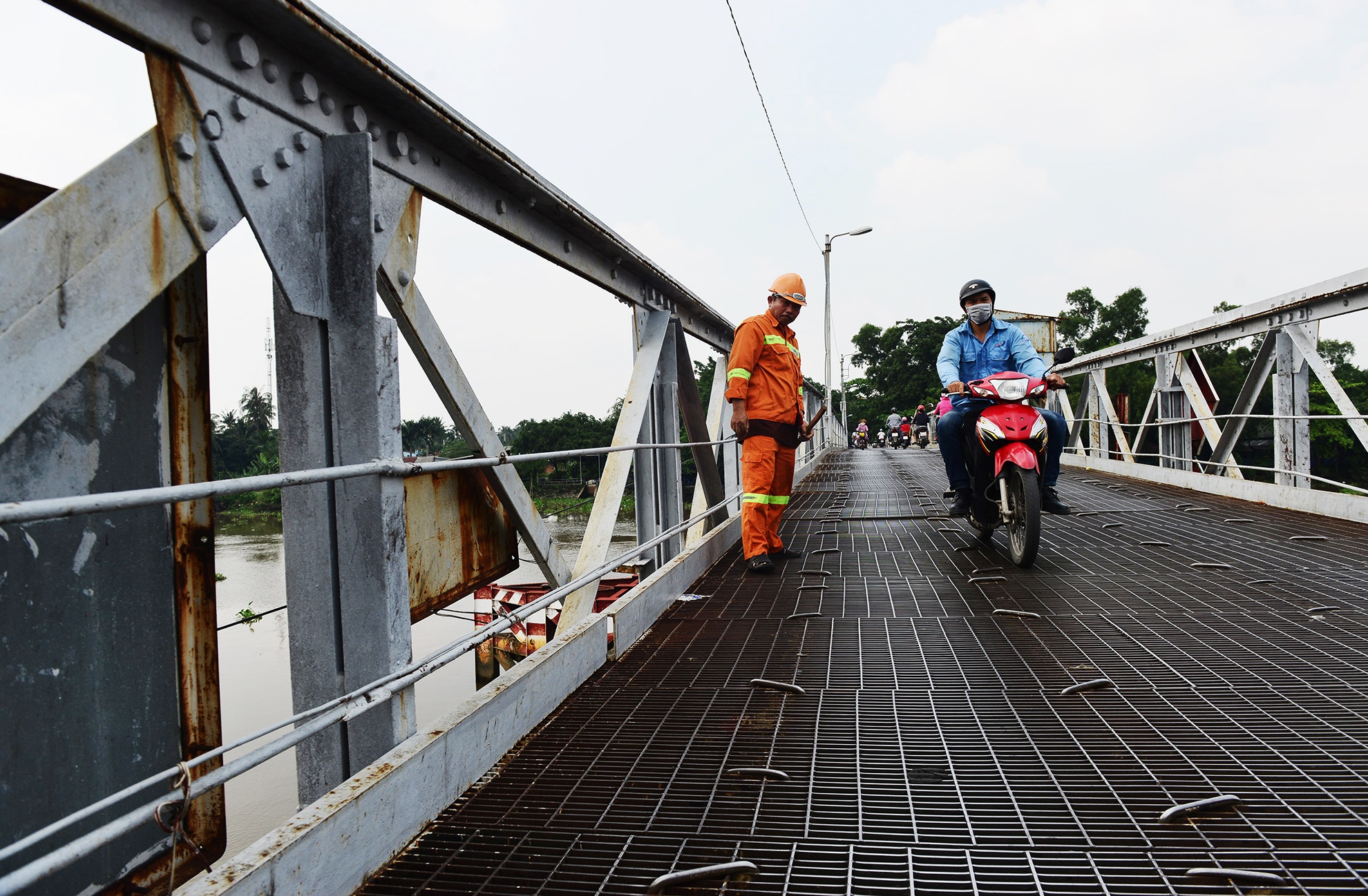 Cay cau Phap hon 100 tuoi sap bi thao do o Sai Gon anh 16