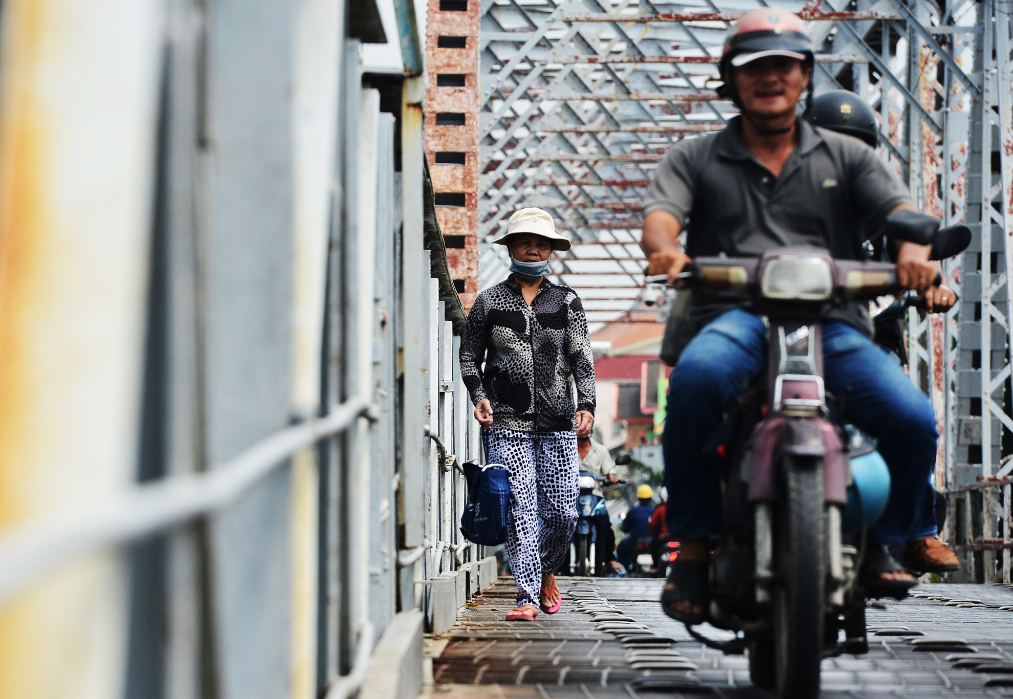 Cay cau Phap hon 100 tuoi sap bi thao do o Sai Gon anh 19