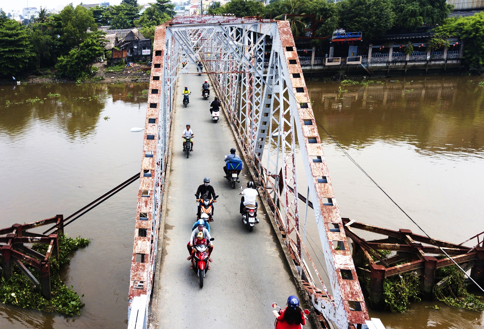 Cay cau Phap hon 100 tuoi sap bi thao do o Sai Gon anh 2