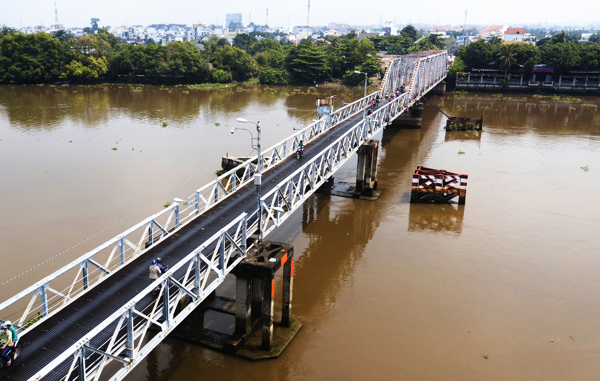 Cay cau Phap hon 100 tuoi sap bi thao do o Sai Gon anh 3