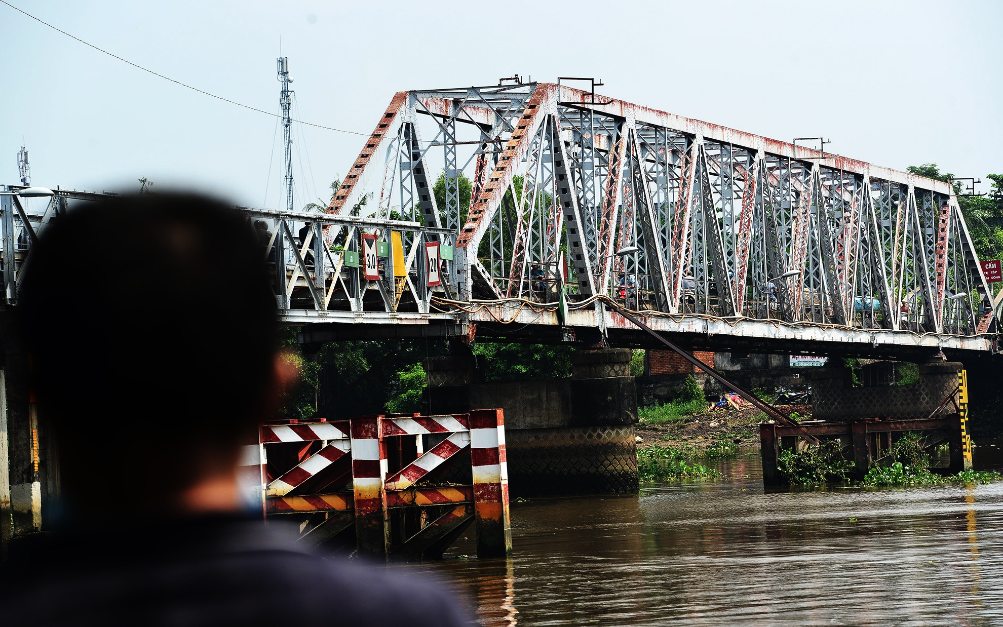 Cay cau Phap hon 100 tuoi sap bi thao do o Sai Gon anh 4