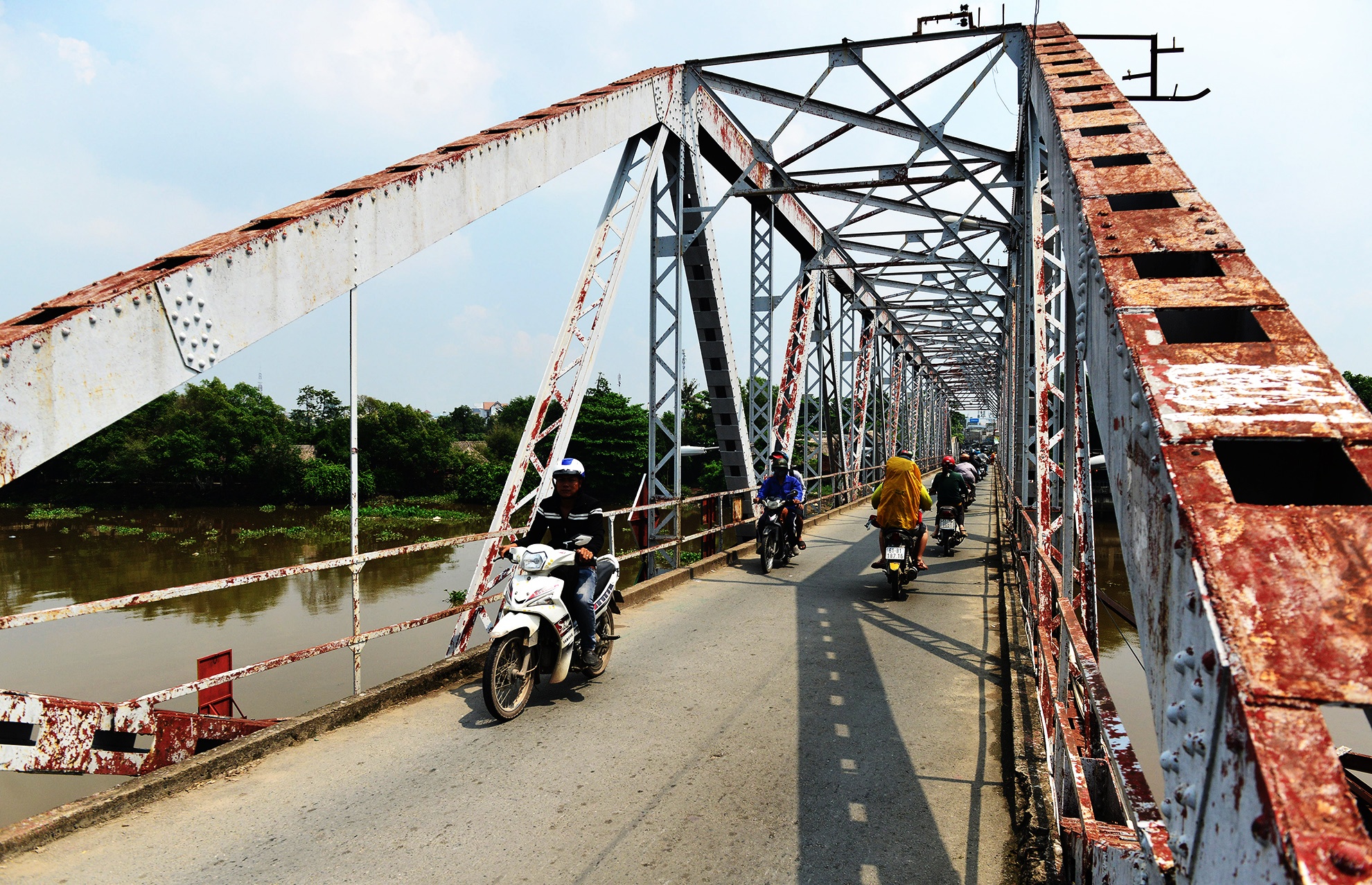 Cay cau Phap hon 100 tuoi sap bi thao do o Sai Gon anh 6