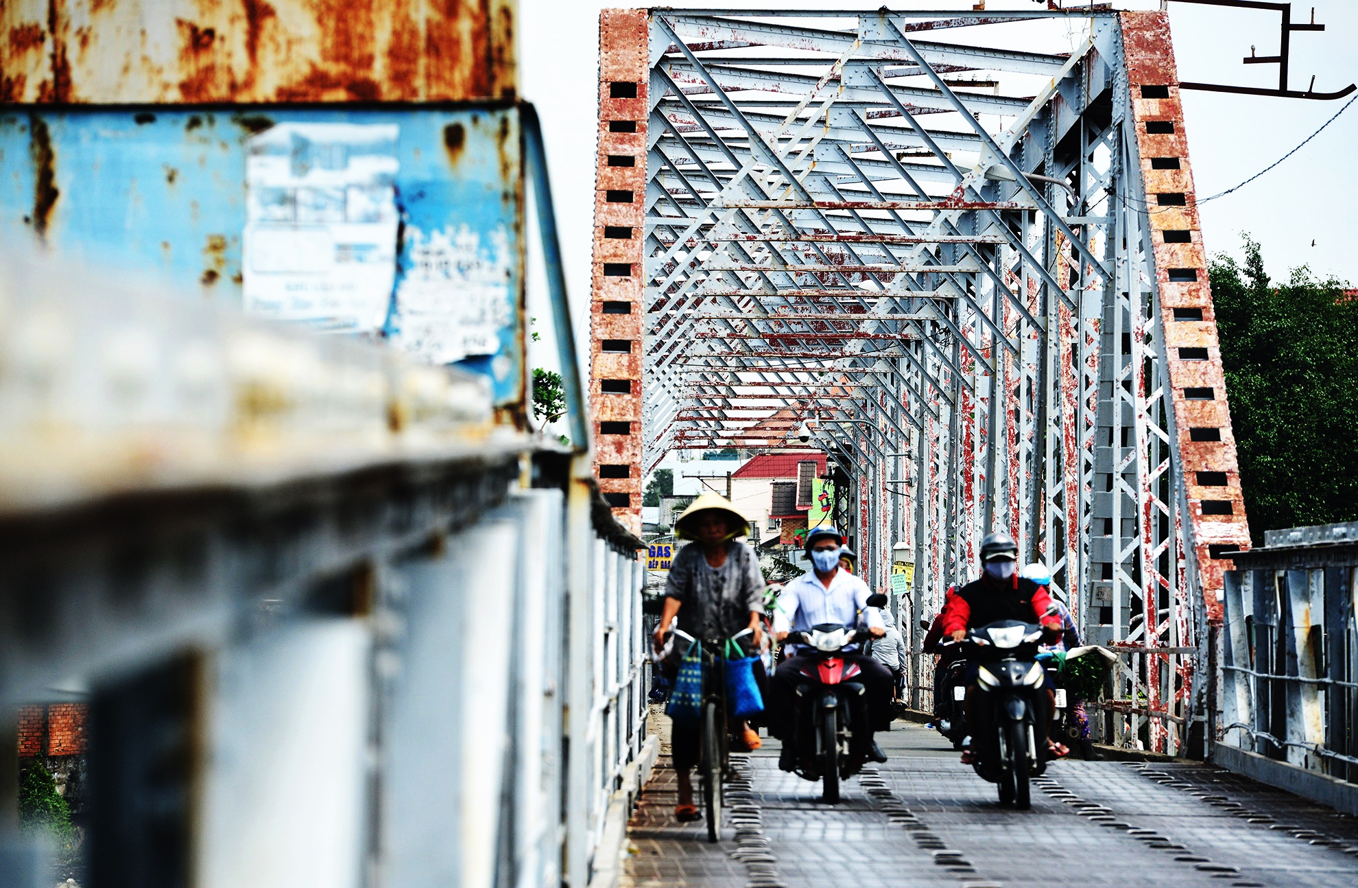 Cay cau Phap hon 100 tuoi sap bi thao do o Sai Gon anh 7