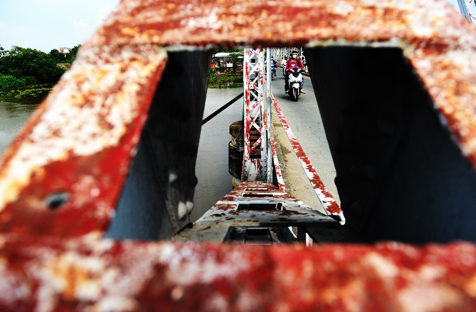 Cay cau Phap hon 100 tuoi sap bi thao do o Sai Gon anh 9