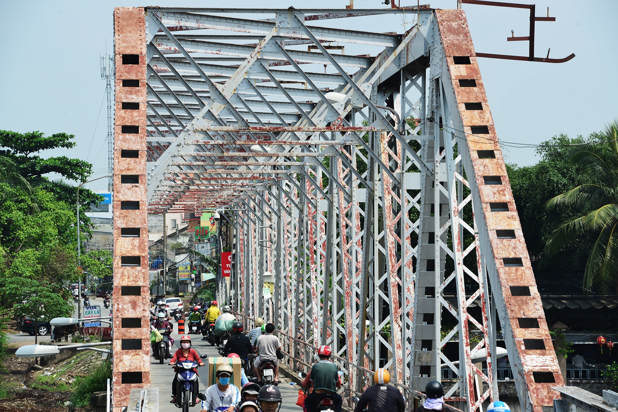 Cay cau o Sai Gon hon 100 tuoi sap bi thao do hinh anh