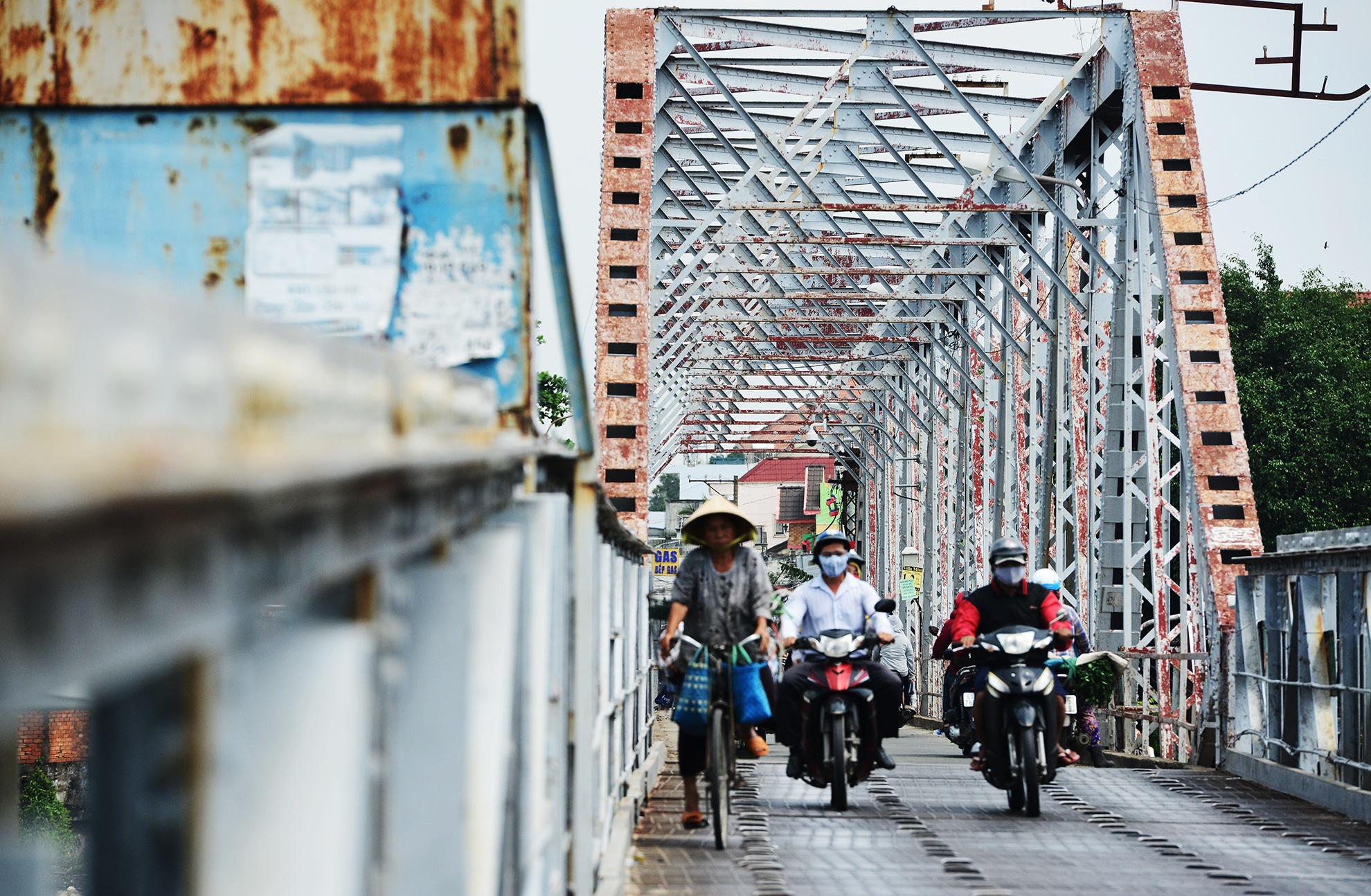 Xe co tap nap qua cau hon 100 tuoi sap bi thao do o Sai Gon hinh anh