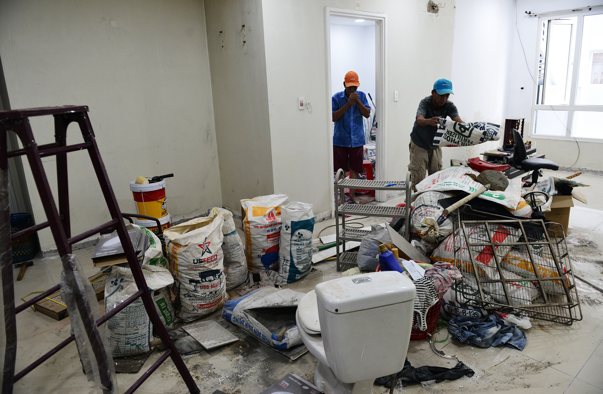 Cu dan Carina tro ve nha sau vu chay tham khoc anh 9