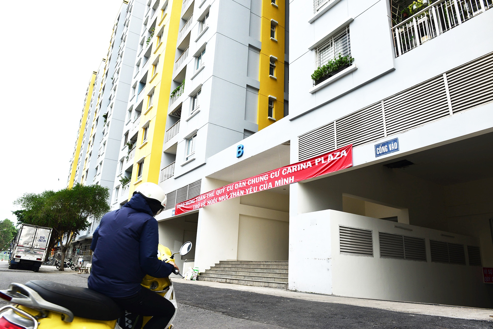 Cu dan Carina tro ve nha sau vu chay tham khoc anh 1