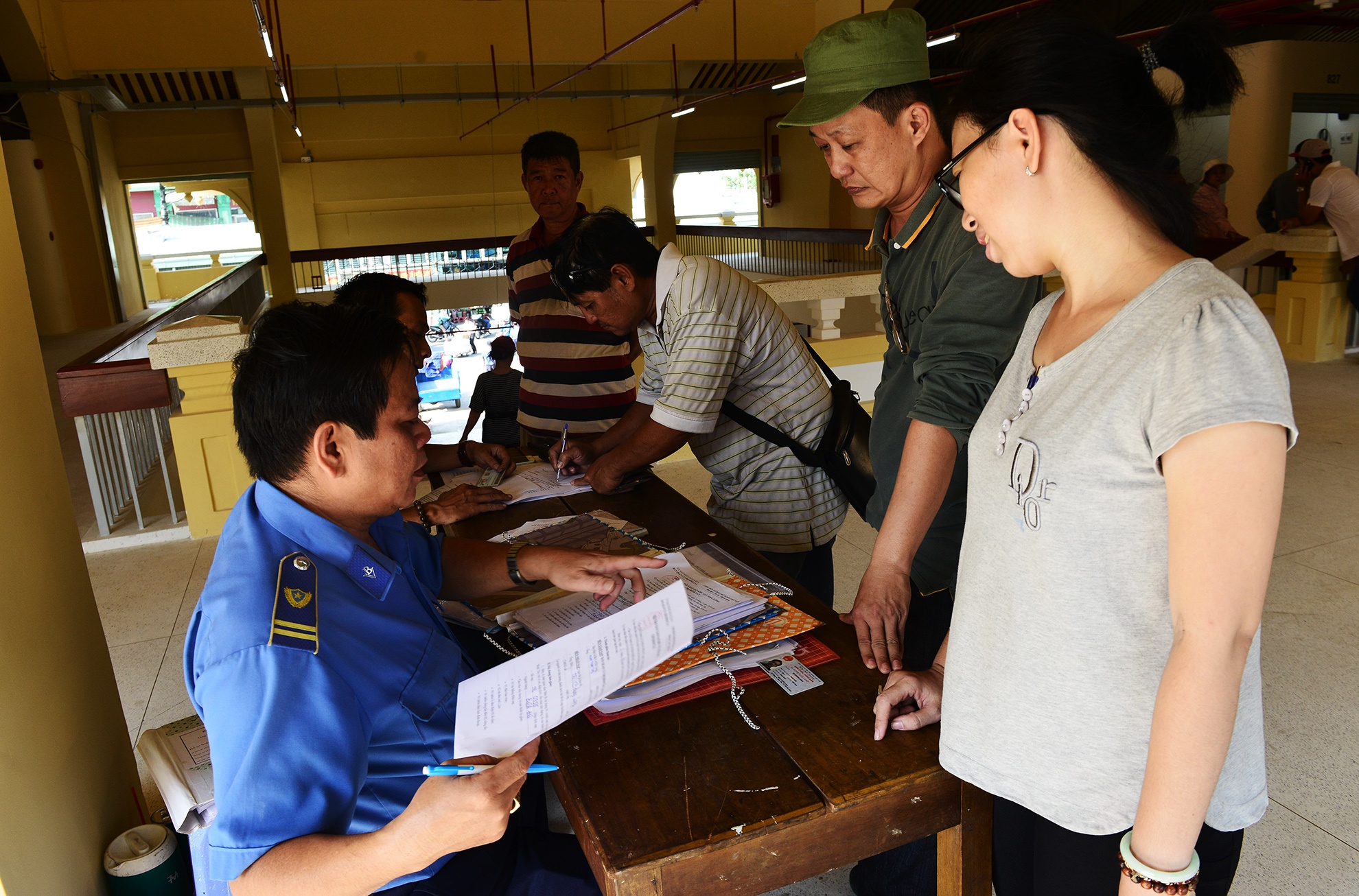 tieu thuong nhan sap cho moi sua chua Binh Tay anh 11