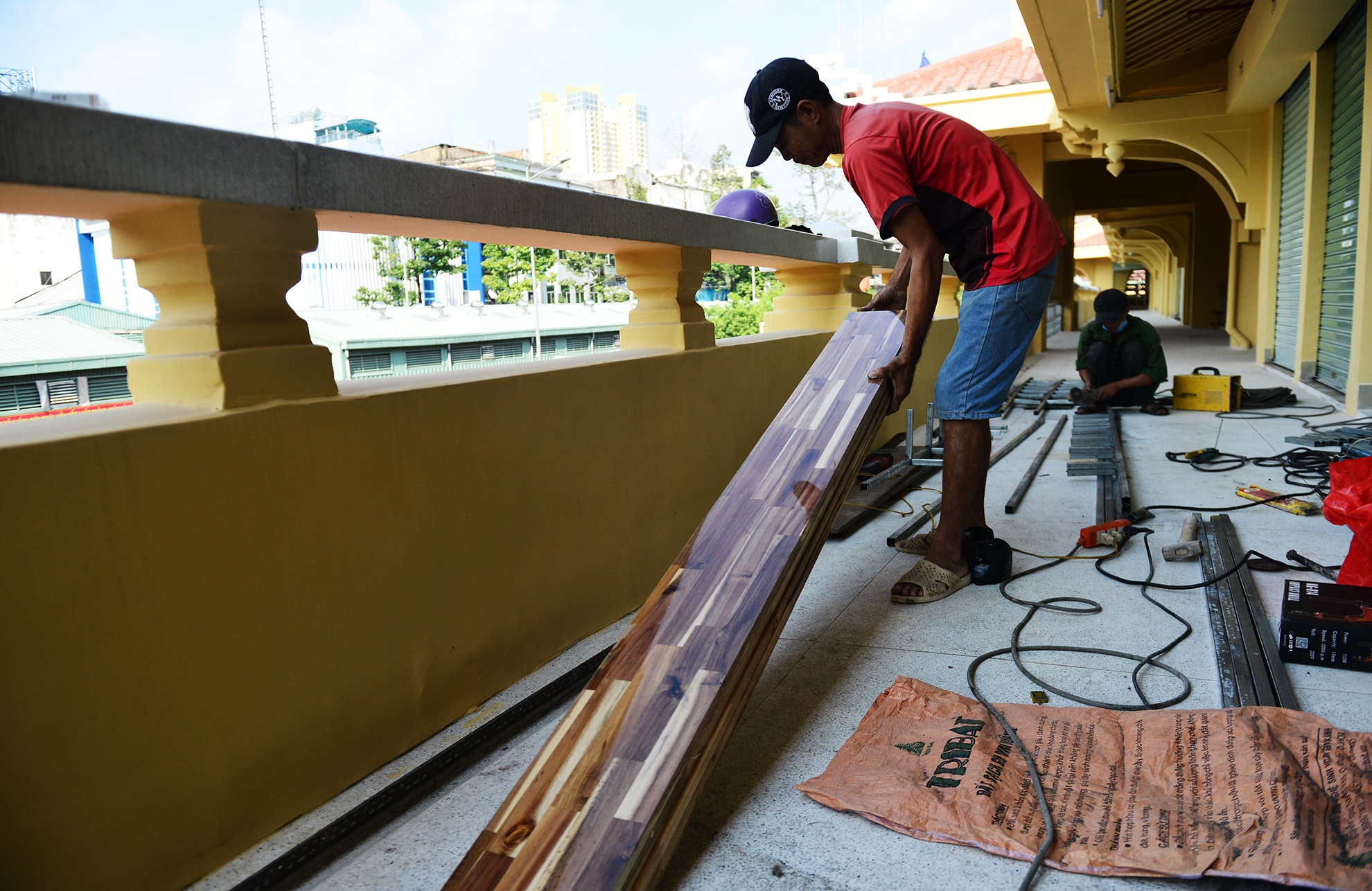 tieu thuong nhan sap cho moi sua chua Binh Tay anh 15