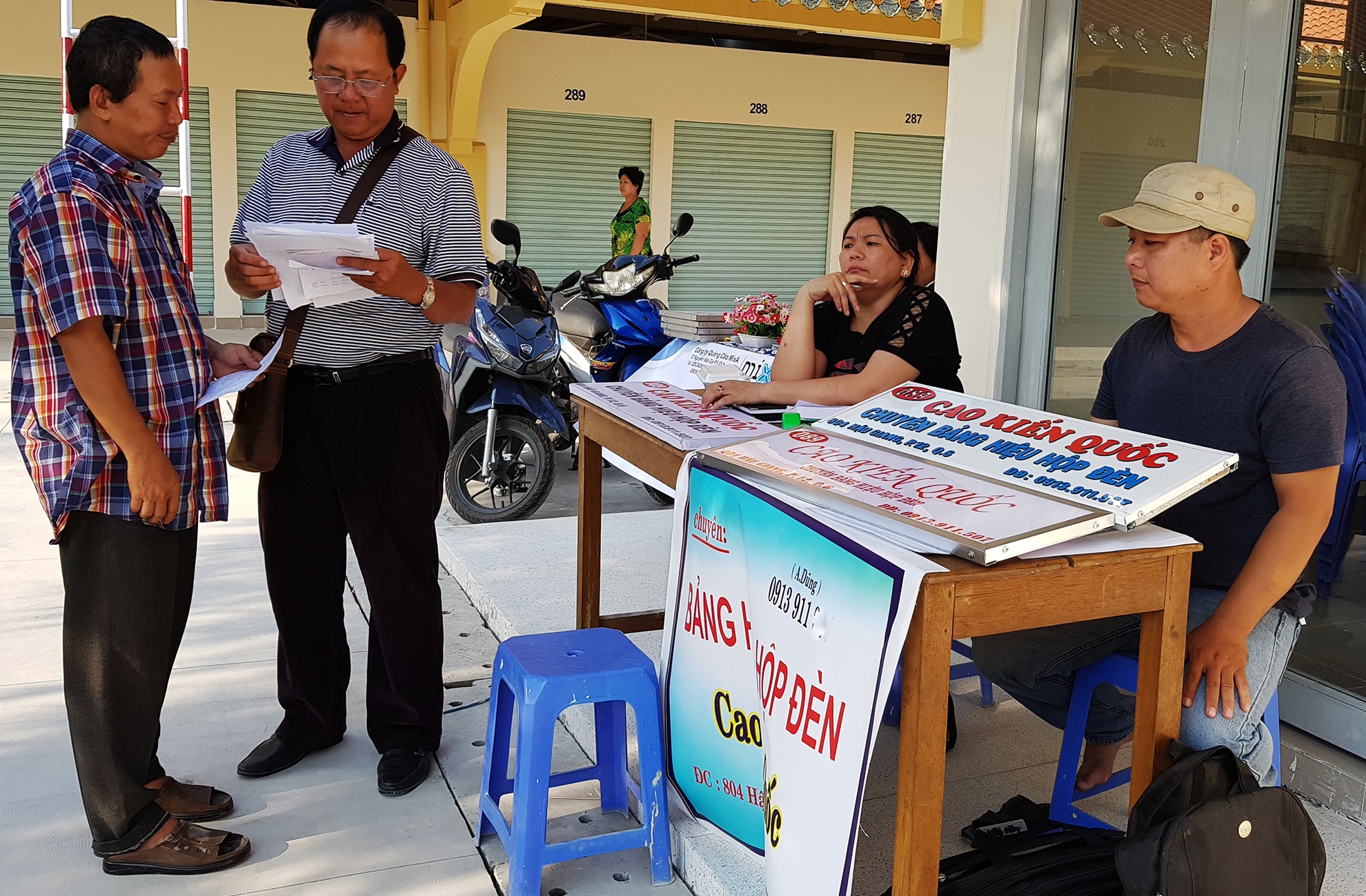 tieu thuong nhan sap cho moi sua chua Binh Tay anh 21