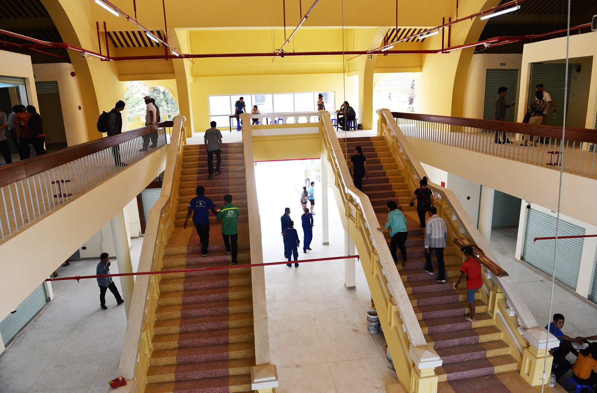 tieu thuong nhan sap cho moi sua chua Binh Tay anh 7