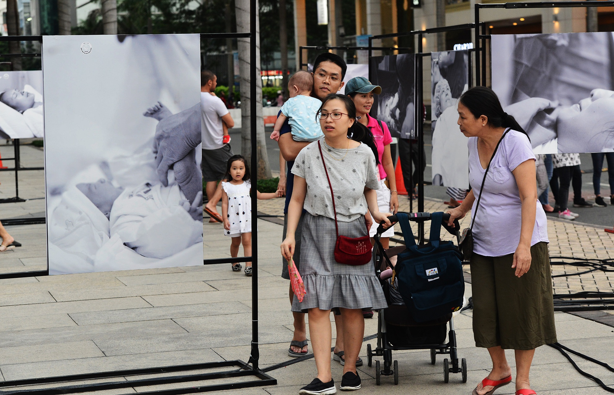 cam xuc trien lam anh Chao con den voi bo me anh 1