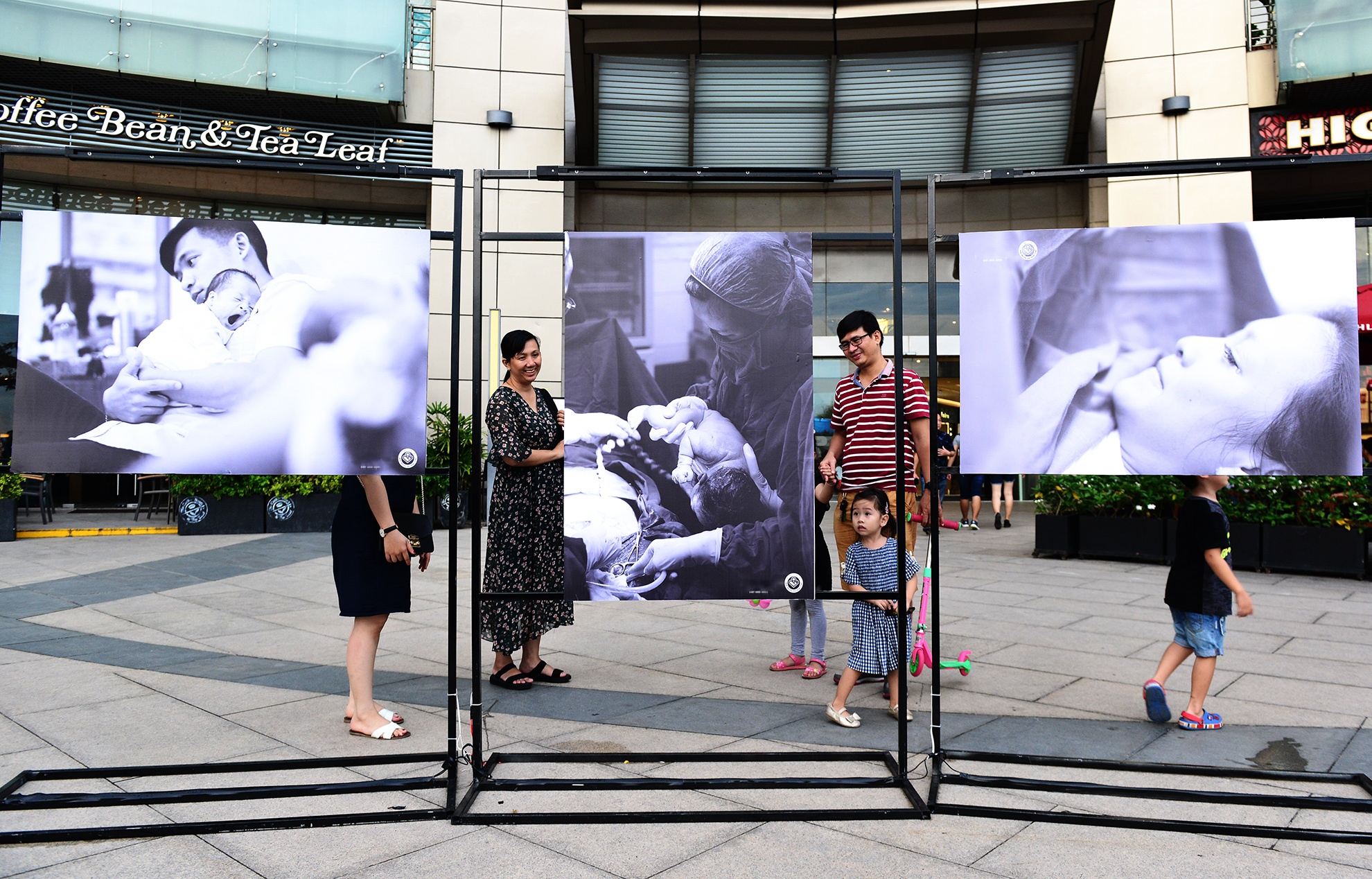 cam xuc trien lam anh Chao con den voi bo me anh 2