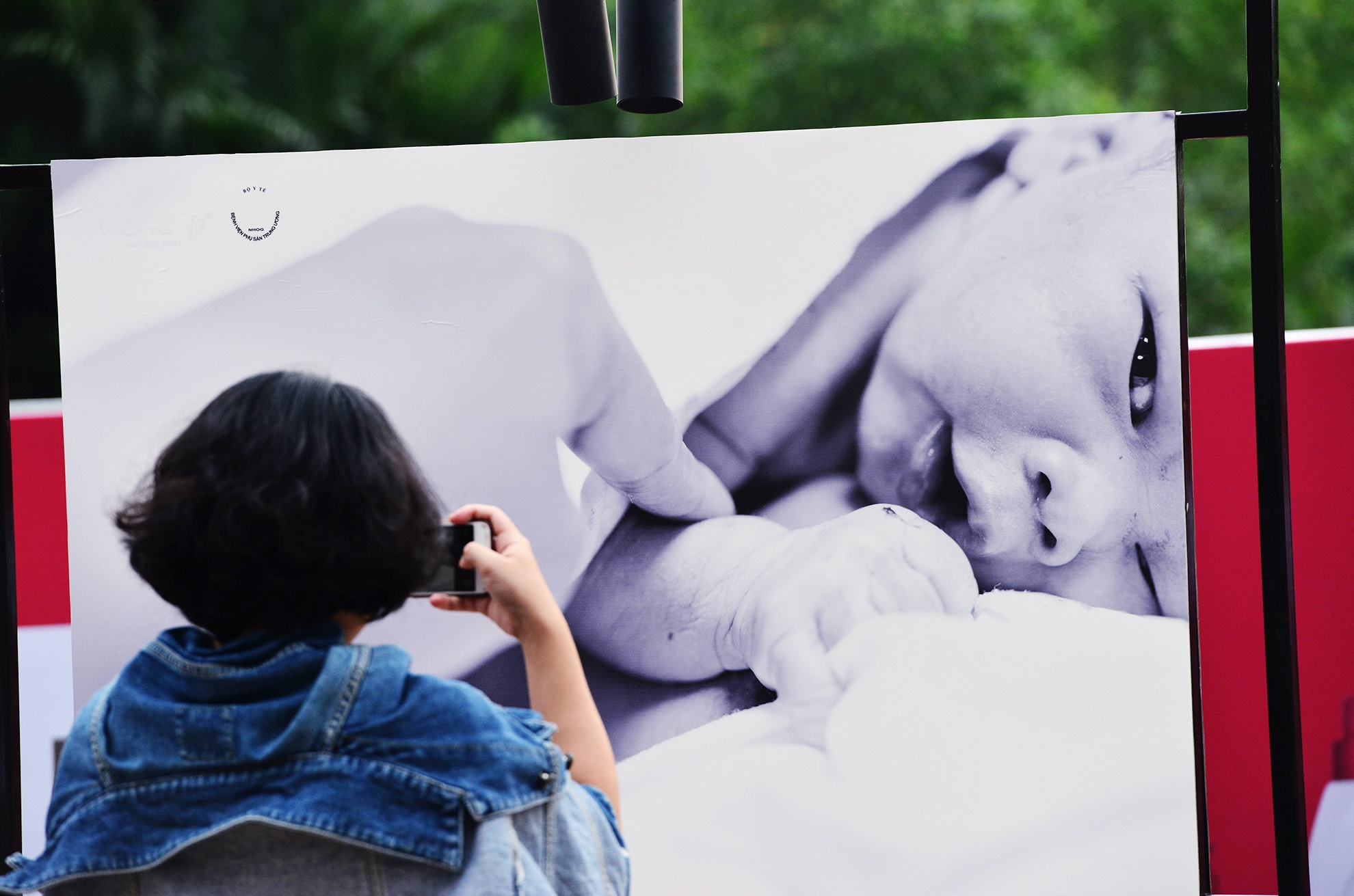 cam xuc trien lam anh Chao con den voi bo me anh 7