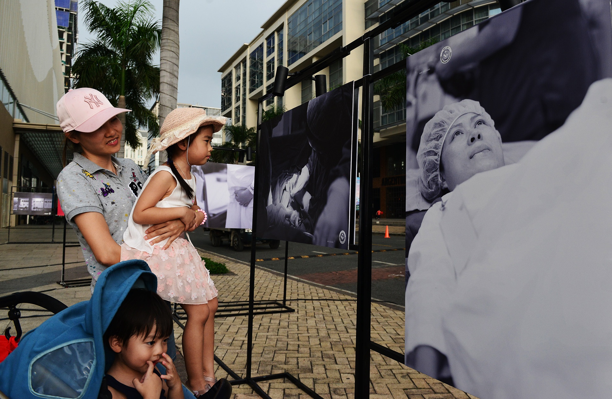 cam xuc trien lam anh Chao con den voi bo me anh 8