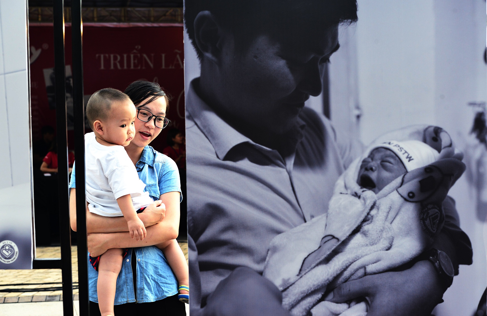 cam xuc trien lam anh Chao con den voi bo me anh 4