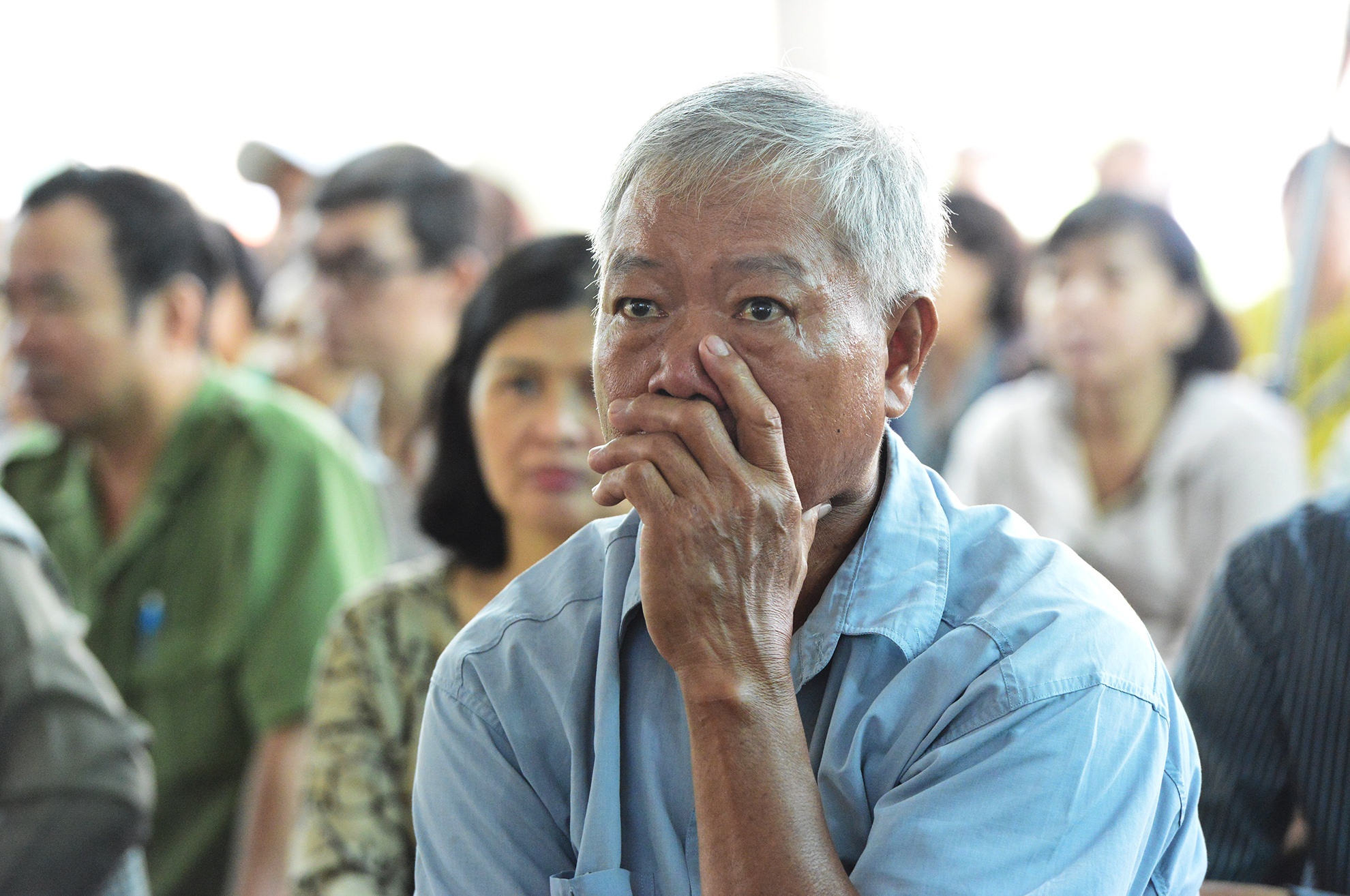 Hang tram nguoi theo doi Chu tich TP.HCM tiep dan Thu Thiem qua tivi hinh anh