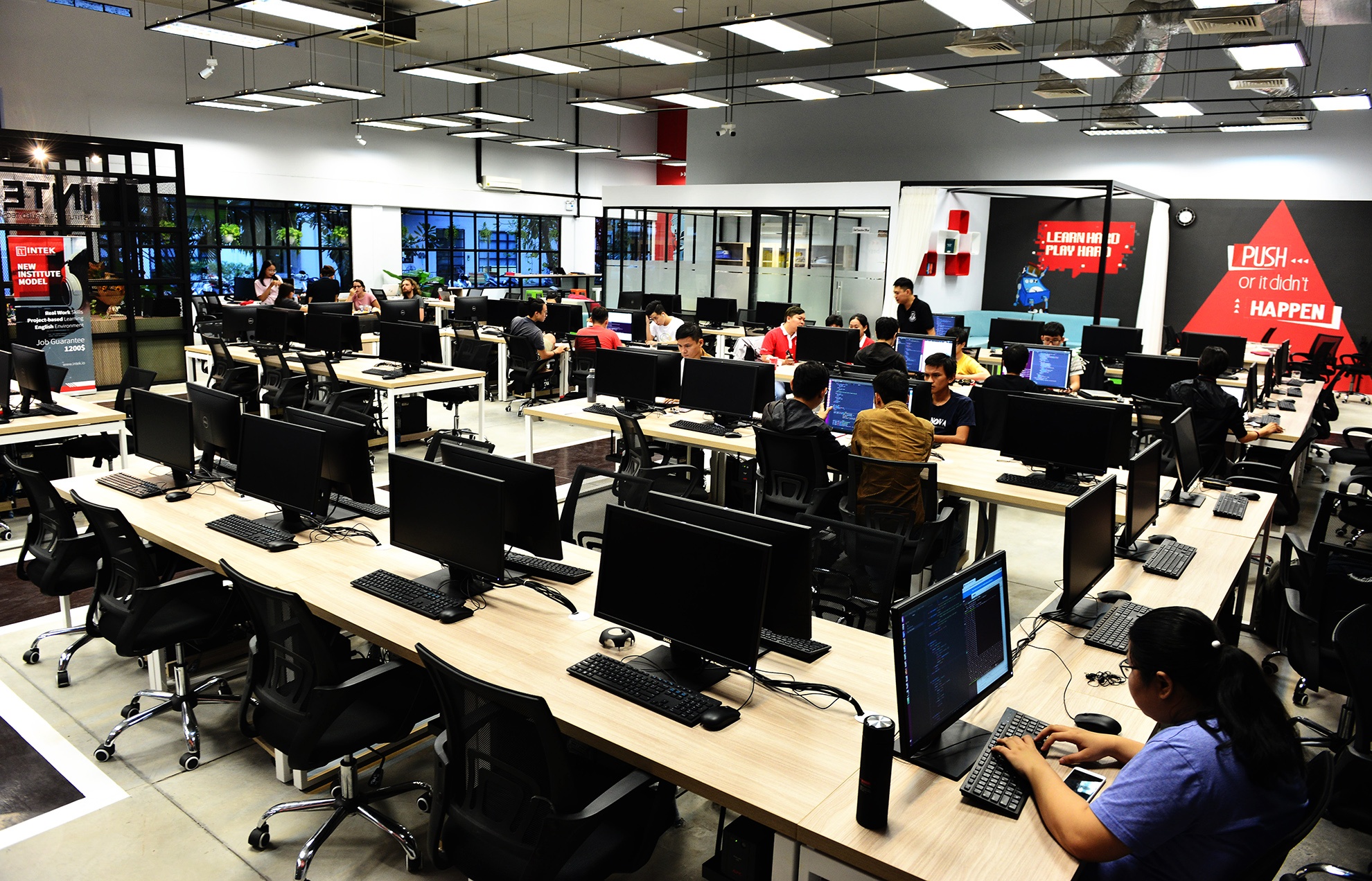 Truong hoc khong buc giang o Sai Gon anh 1