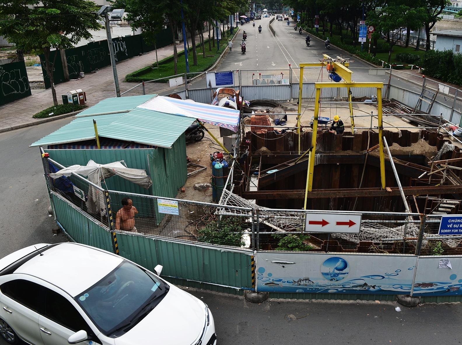 Cuoi nam, lo cot lai moc len khap duong Sai Gon hinh anh