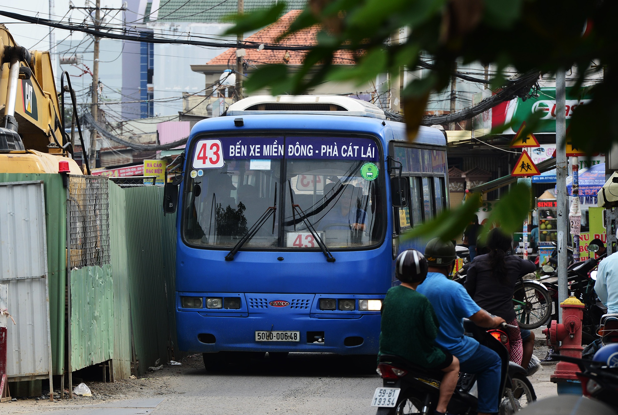 Hang tram lo cot bua vay khap Sai Gon vao cuoi nam anh 13