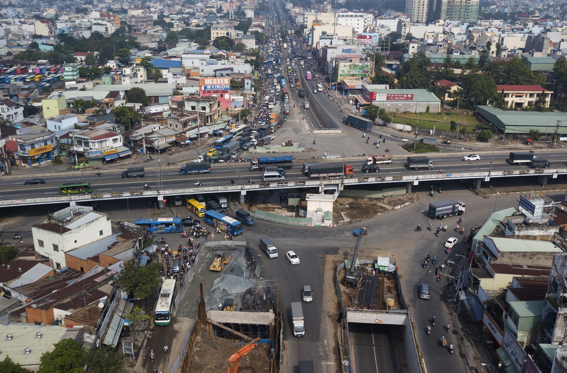 Hang tram lo cot bua vay khap Sai Gon vao cuoi nam anh 15