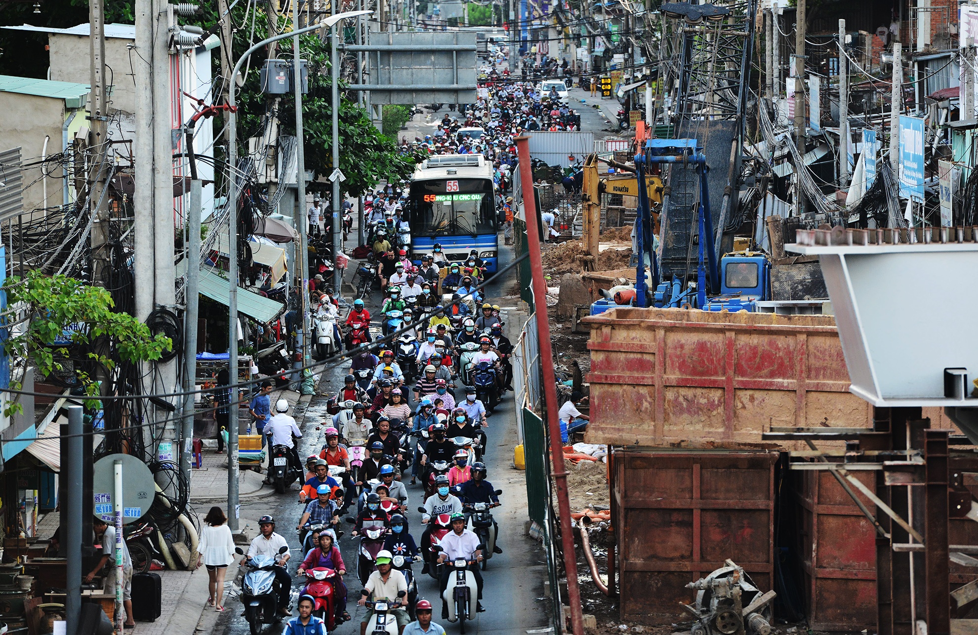 Hang tram lo cot bua vay khap Sai Gon vao cuoi nam anh 14