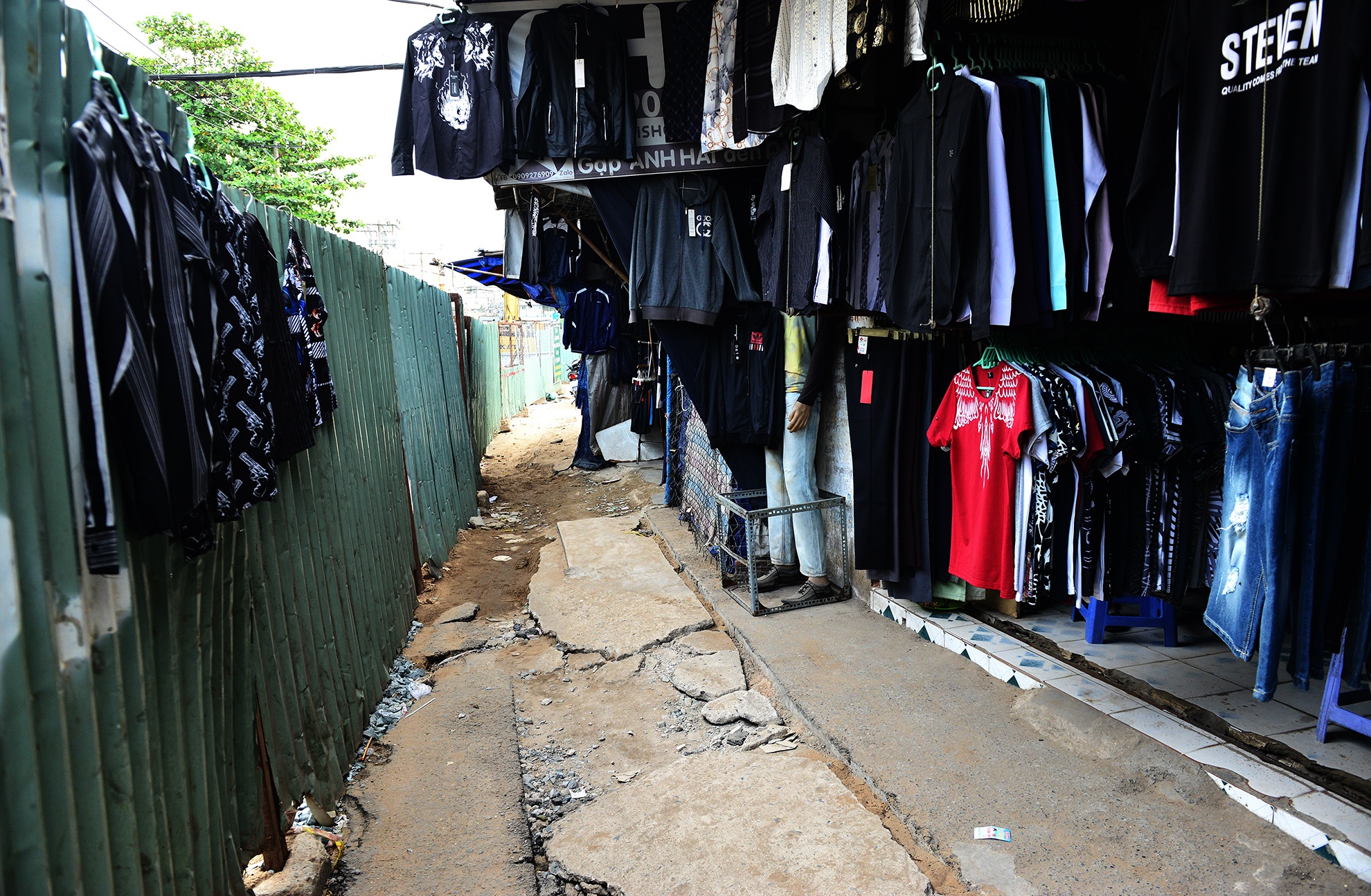 Hang tram lo cot bua vay khap Sai Gon vao cuoi nam anh 5