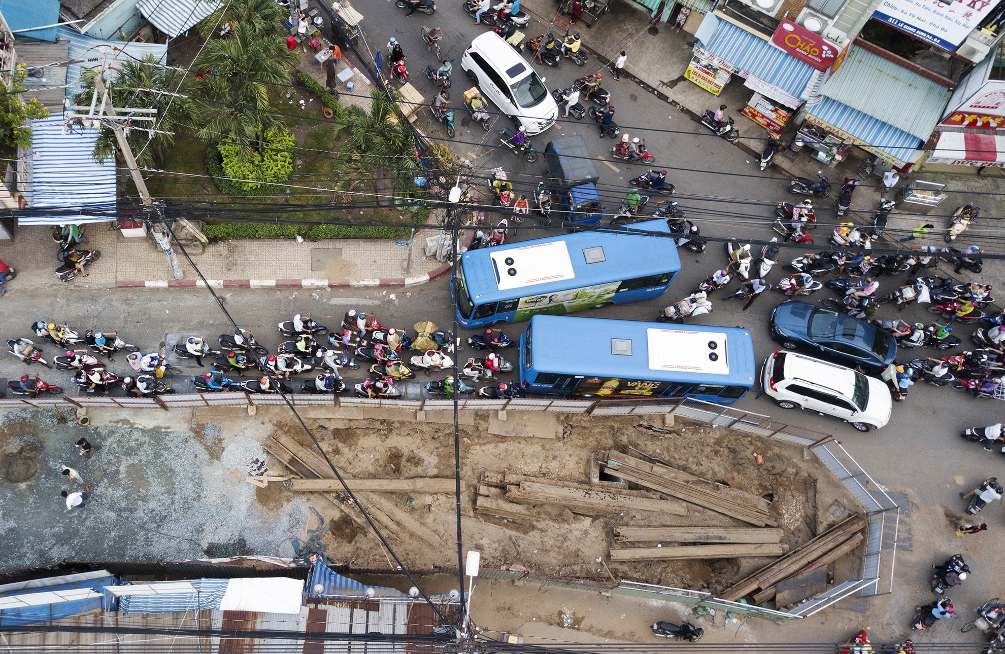 Hang tram lo cot bua vay khap Sai Gon vao cuoi nam anh 1