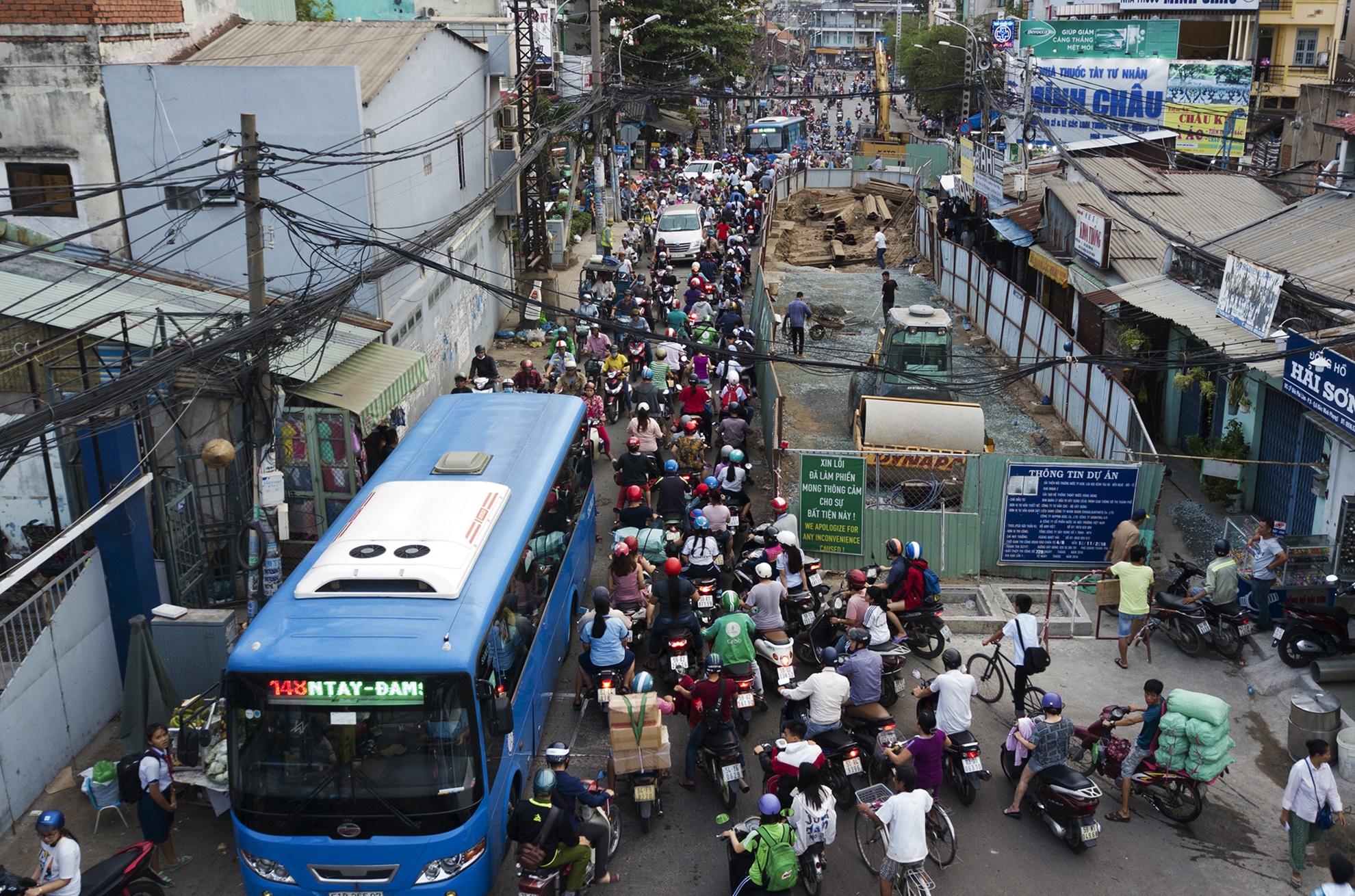 Hang tram lo cot bua vay khap Sai Gon vao cuoi nam anh 2