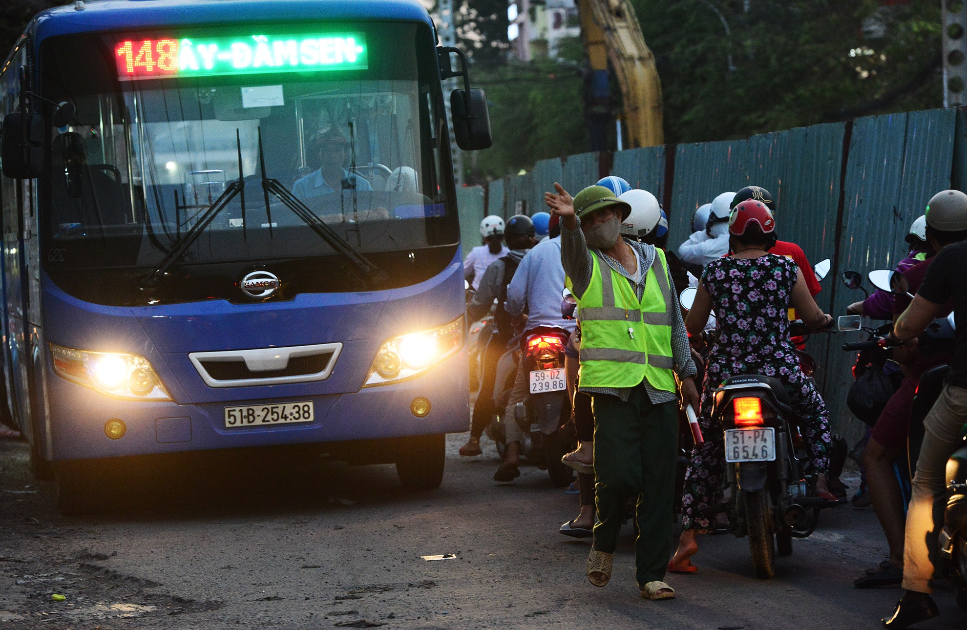 Hang tram lo cot bua vay khap Sai Gon vao cuoi nam anh 3