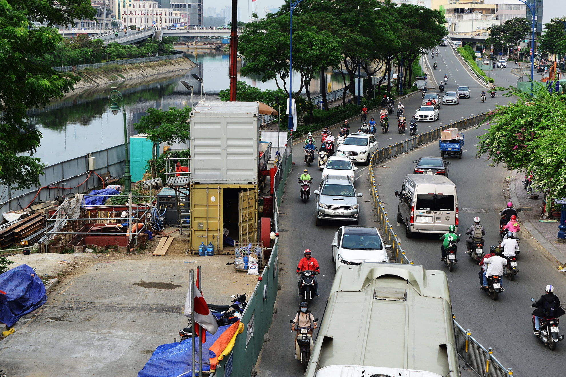 Hang tram lo cot bua vay khap Sai Gon vao cuoi nam anh 7