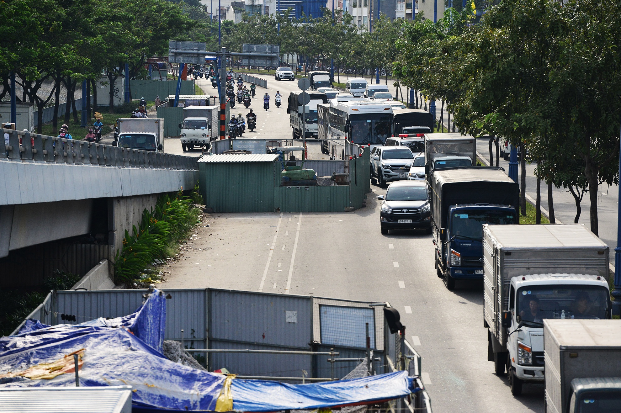 Hang tram lo cot bua vay khap Sai Gon vao cuoi nam anh 8