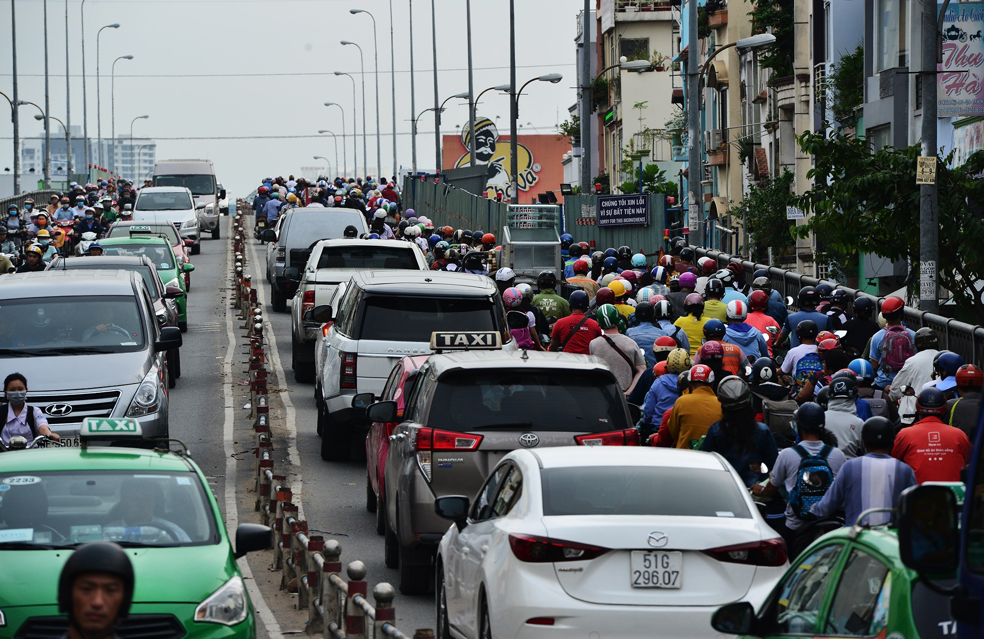 Hang tram lo cot bua vay khap Sai Gon vao cuoi nam anh 9