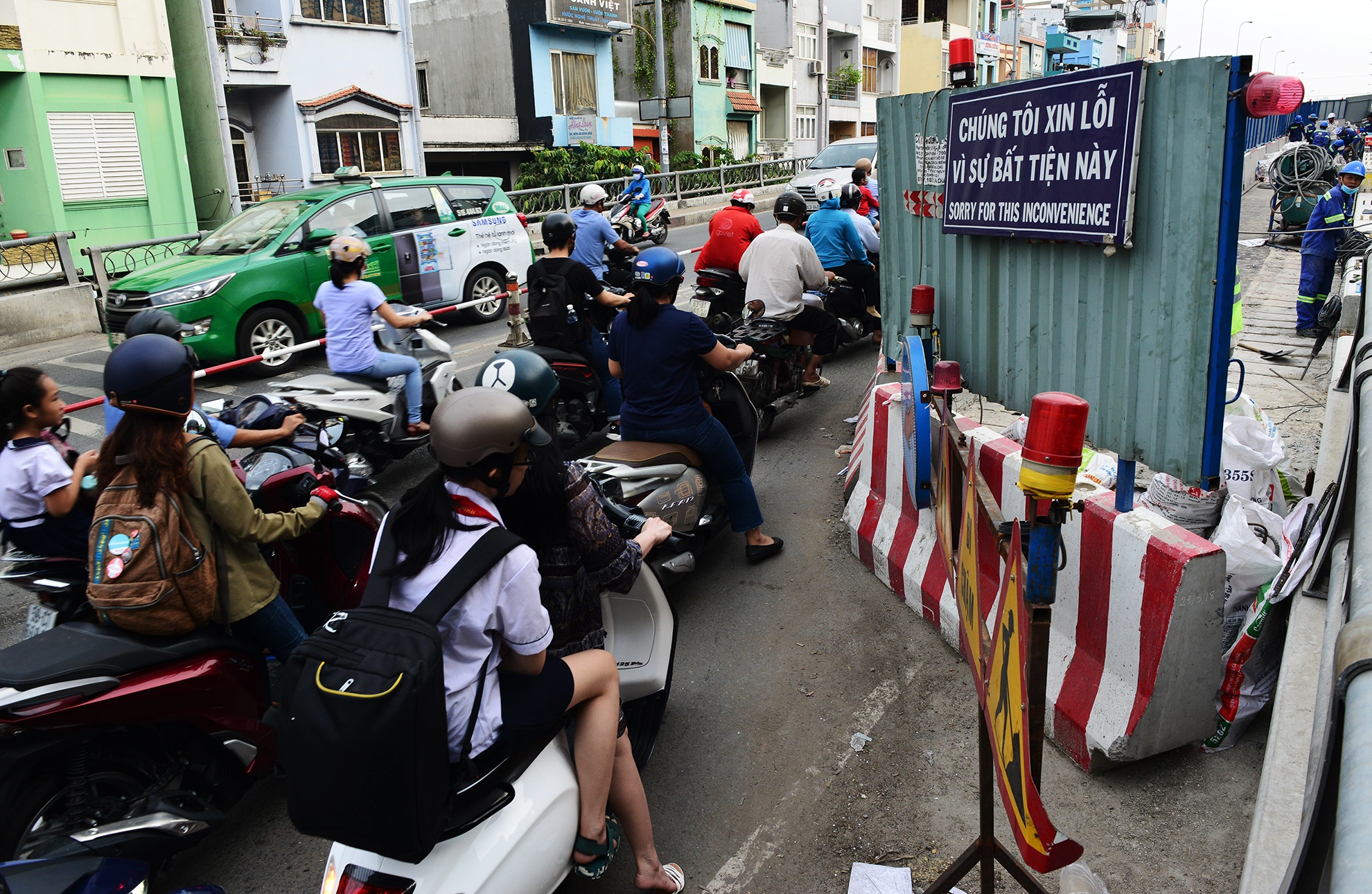 Hang tram lo cot bua vay khap Sai Gon vao cuoi nam anh 10