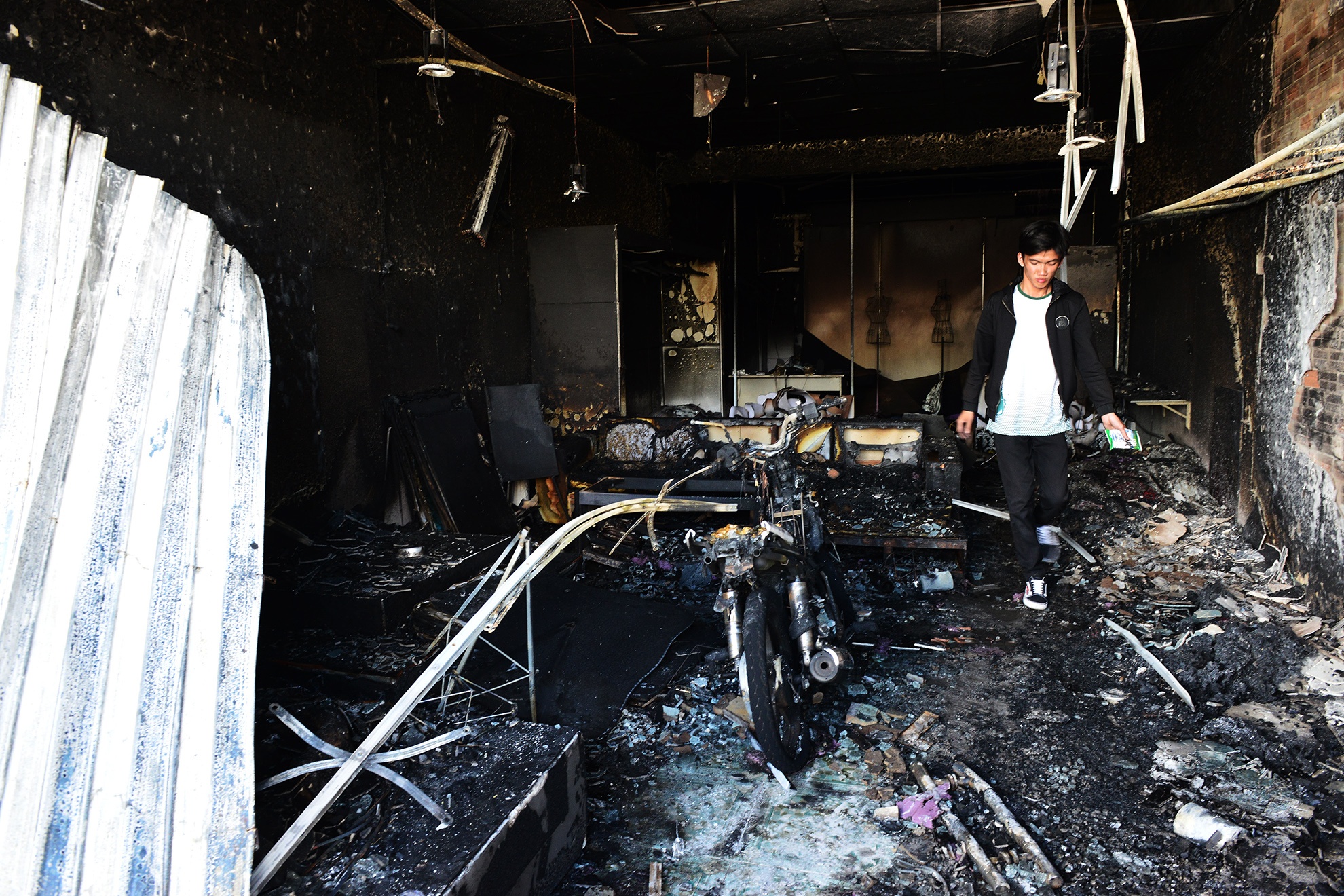 Bat luc nhin con trai chet trong bien lua khi xe bon cho xang chay hinh anh