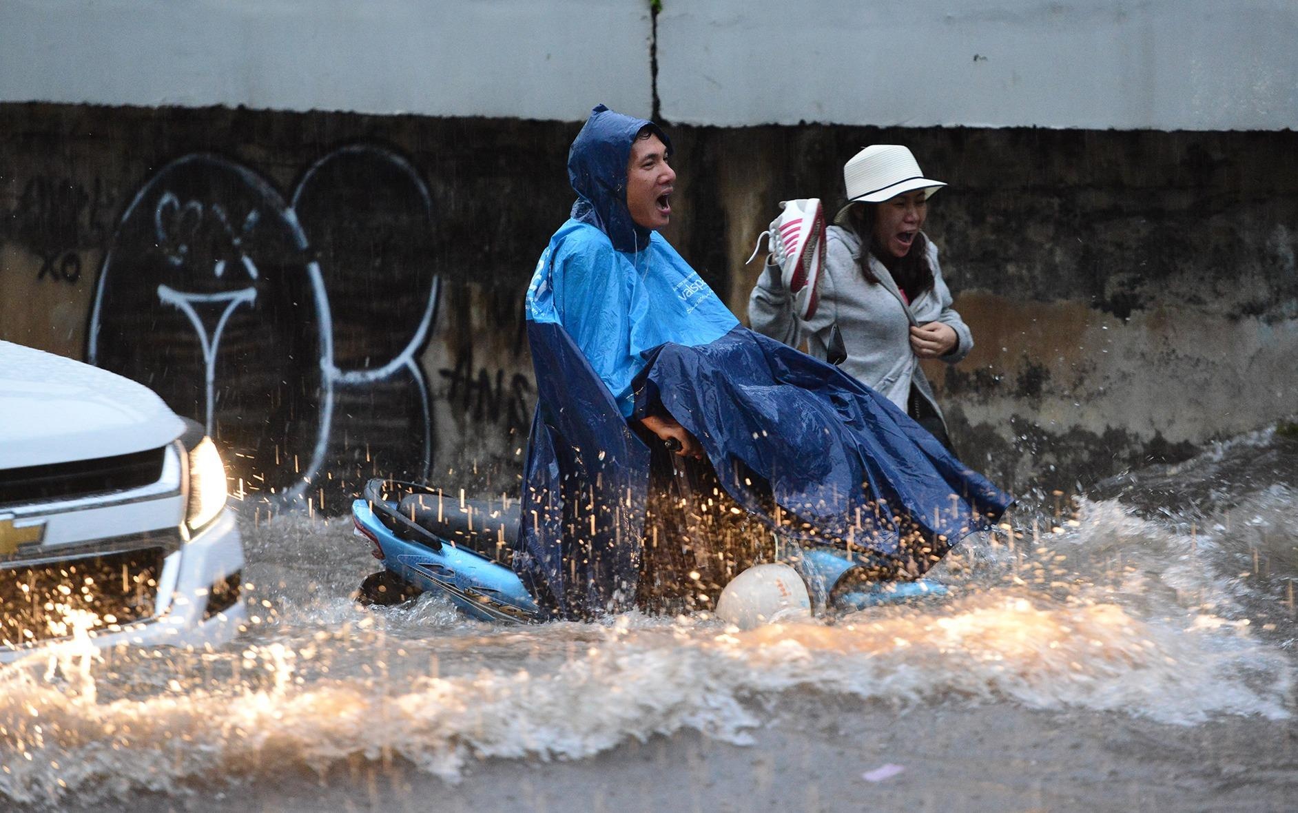 Sai Gon ngap duong, te liet do mua bao so 9 hinh anh