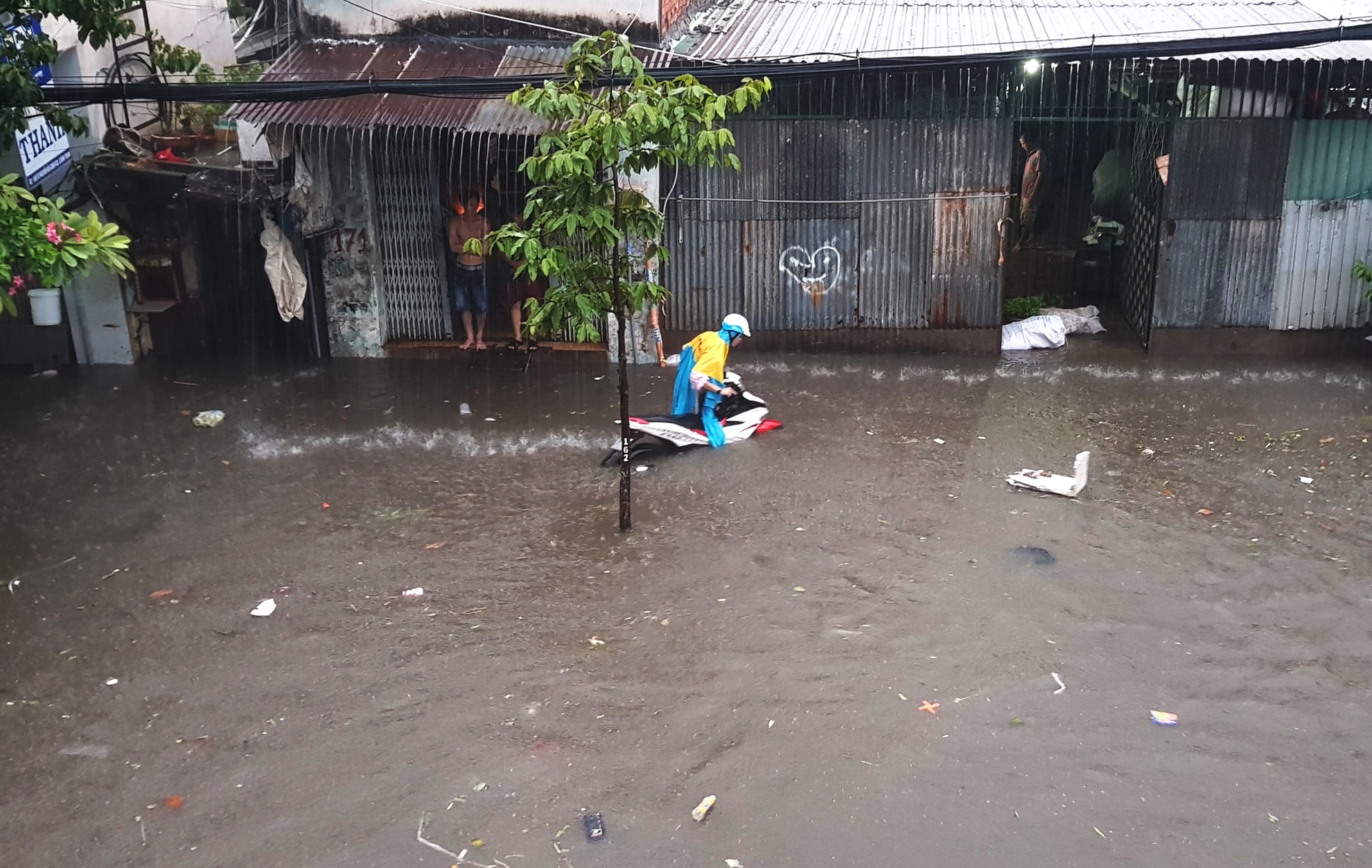 Mua ngap khap Sai Gon sau bao so 9 anh 3