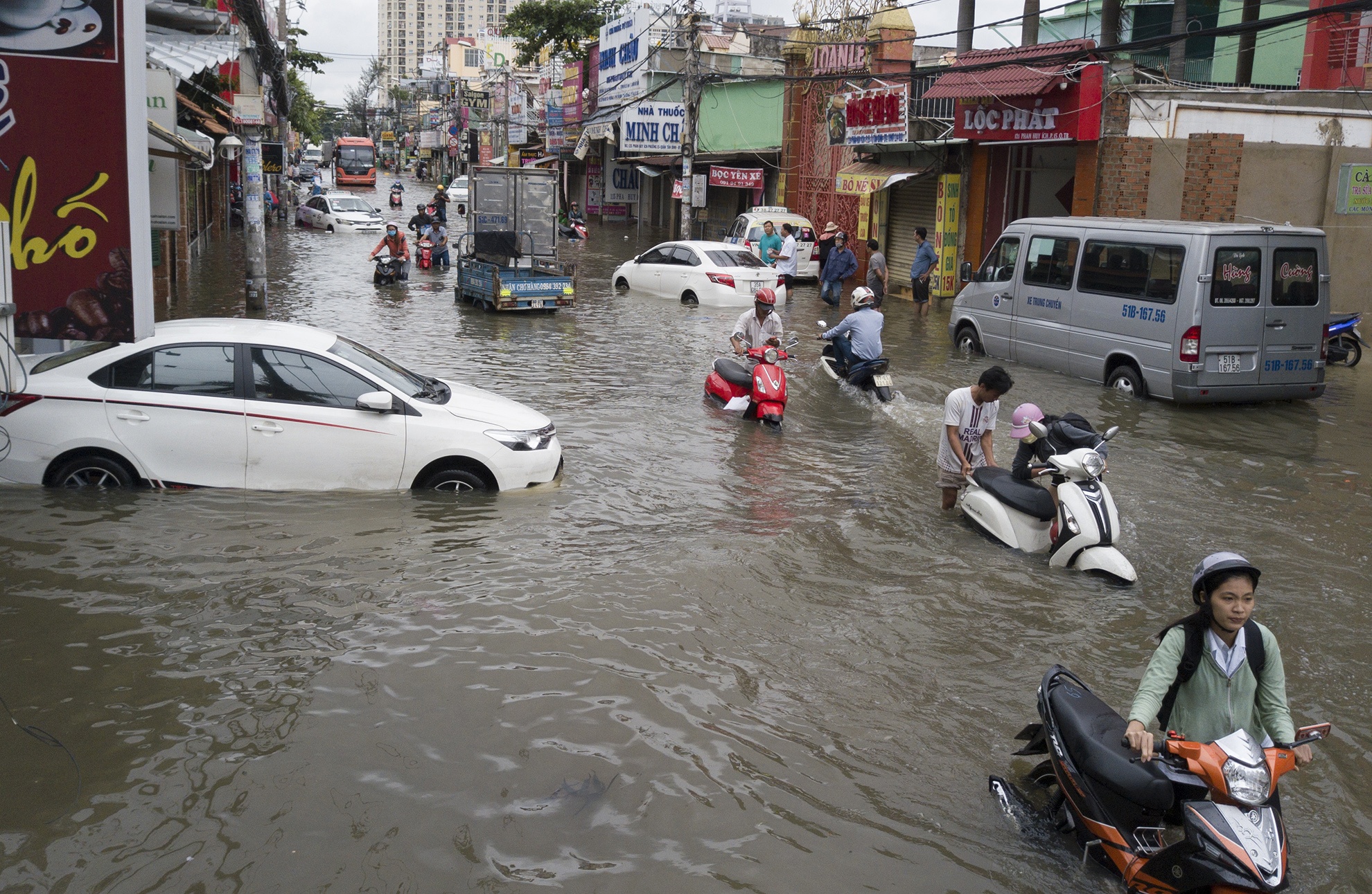 Tuyen duong ngap sau gan 20 gio sau tran mua ky luc o Sai Gon hinh anh