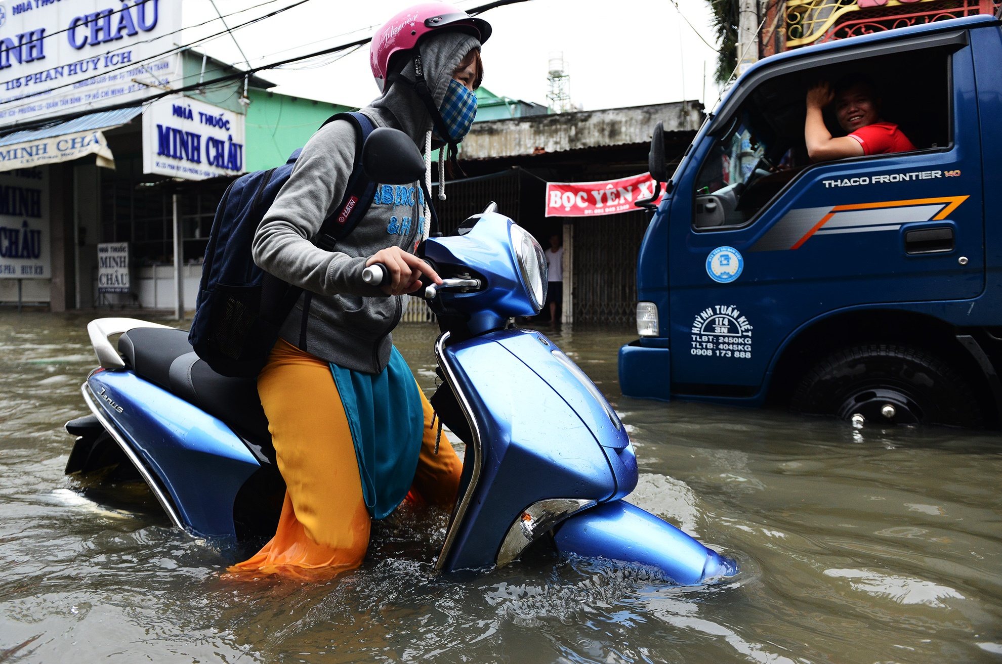hang loat oto bat dong gan 20 gio o Sai Gon anh 10