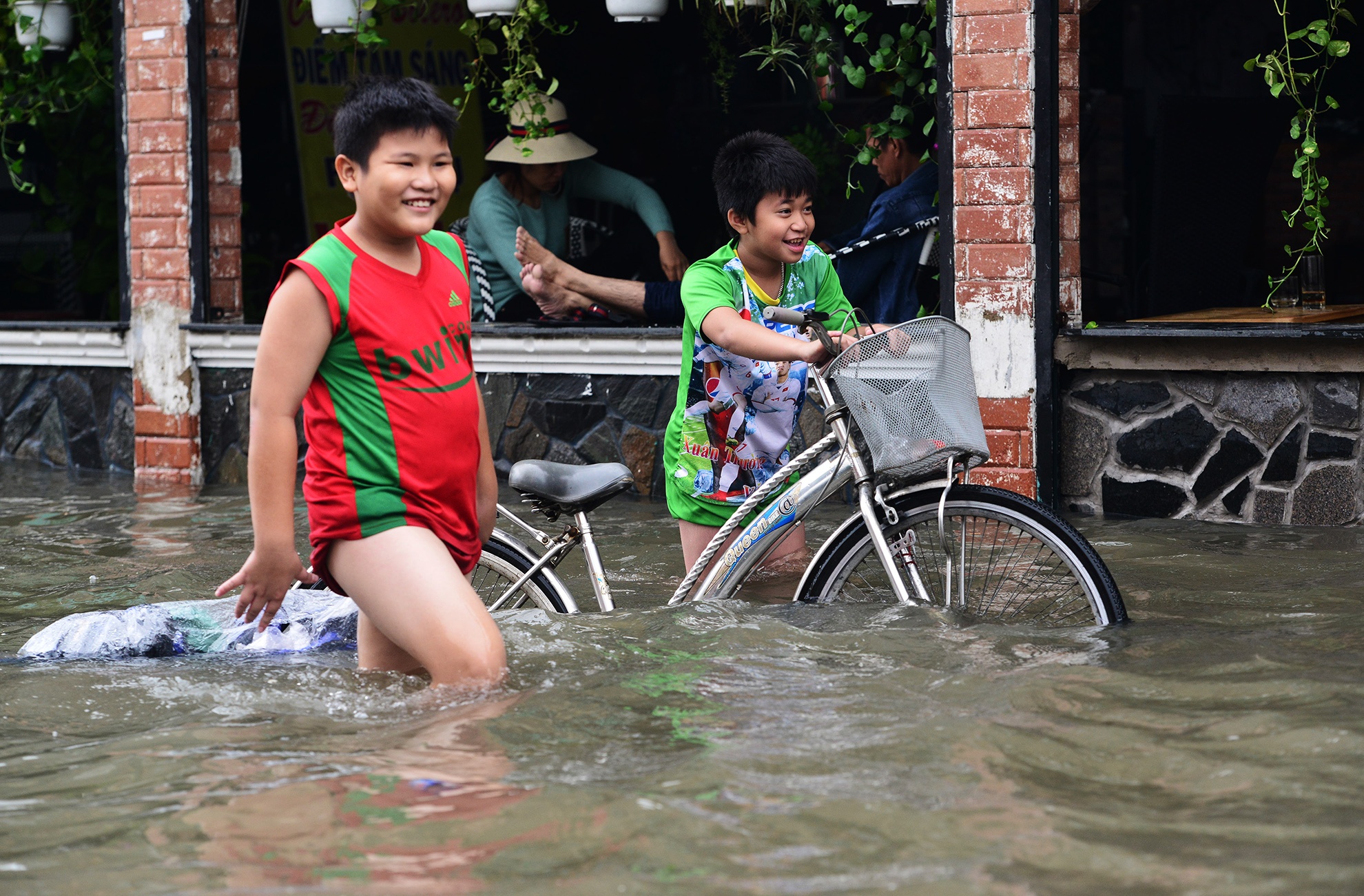 hang loat oto bat dong gan 20 gio o Sai Gon anh 11