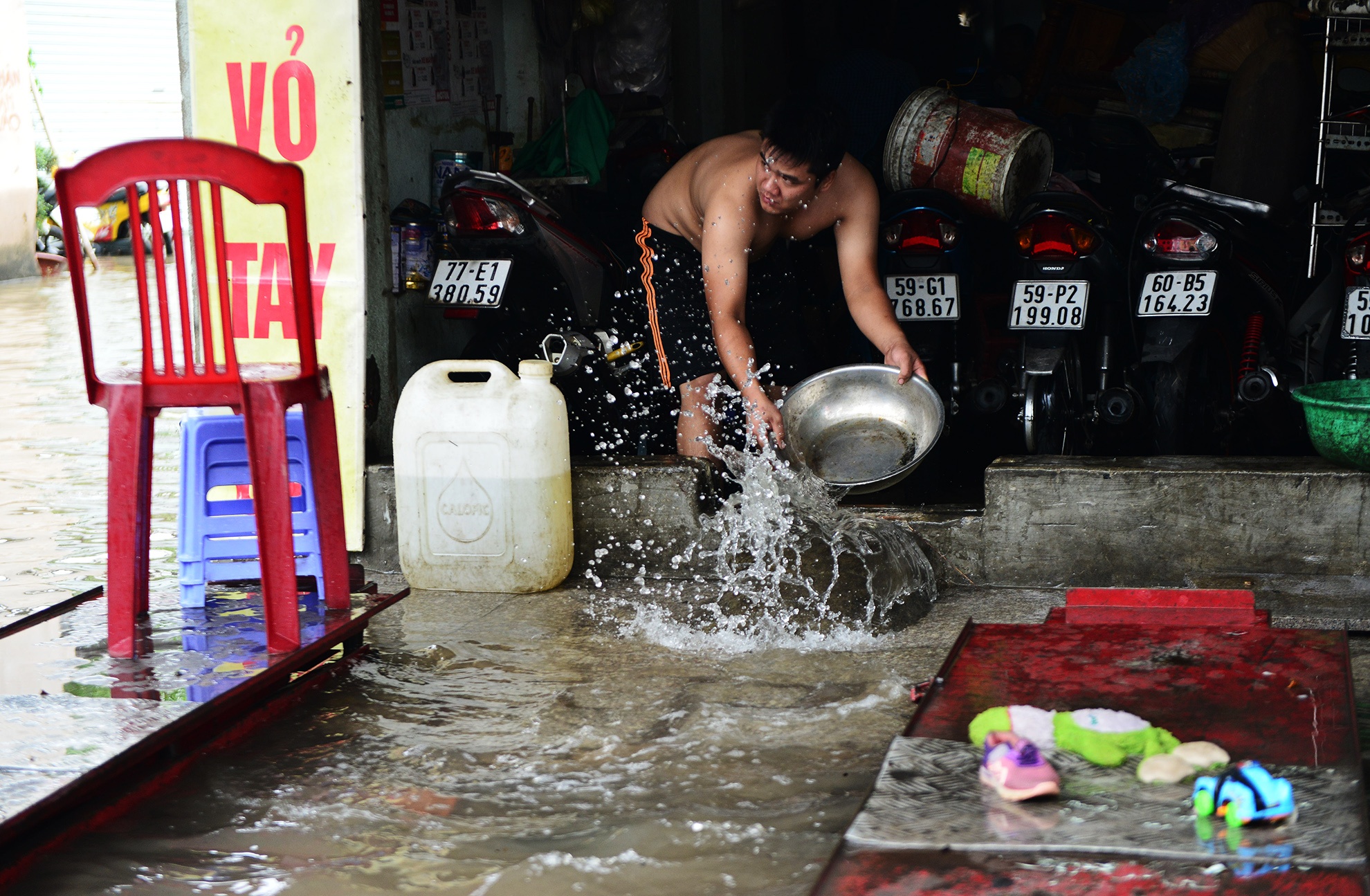 hang loat oto bat dong gan 20 gio o Sai Gon anh 18