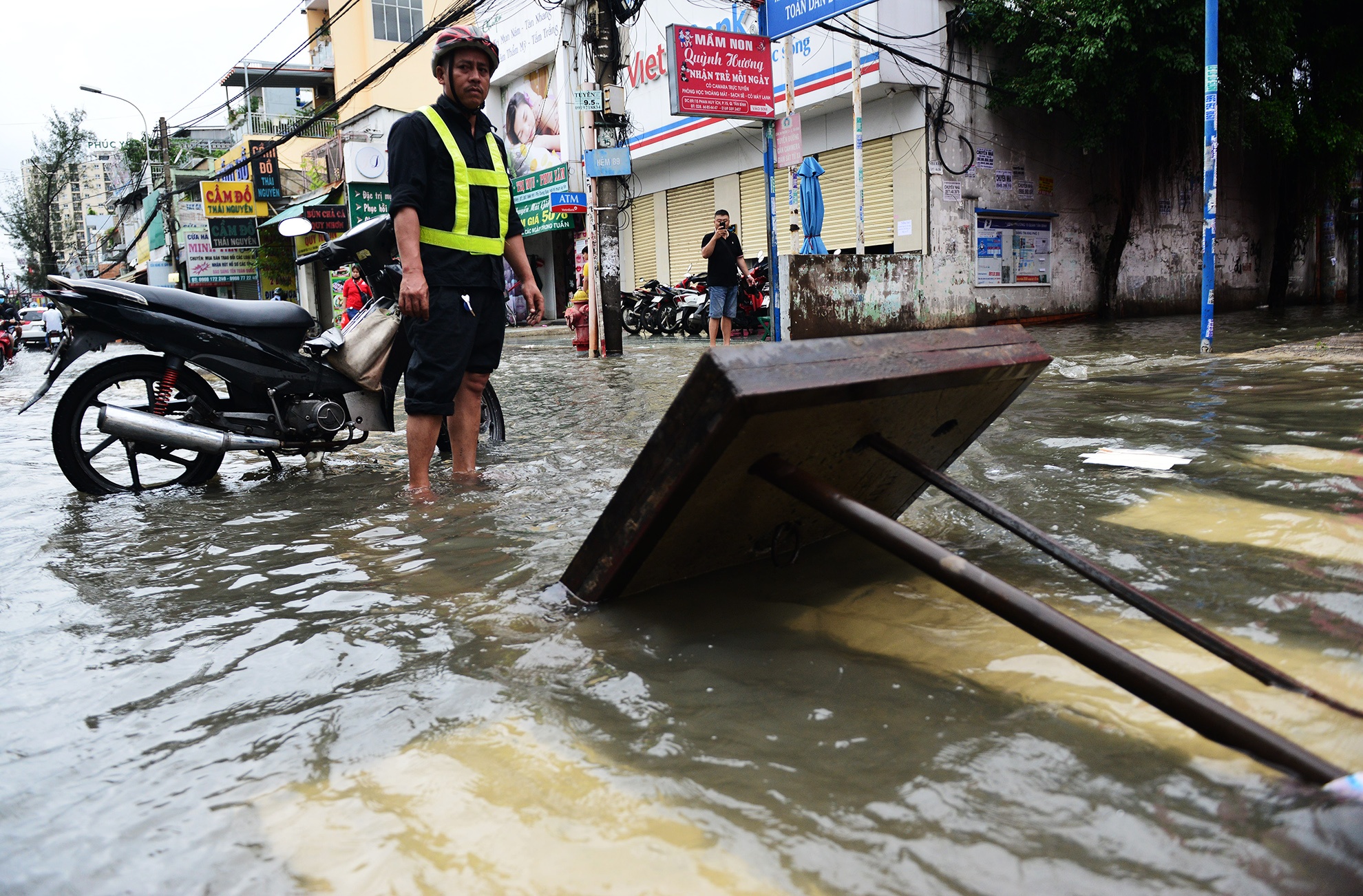 hang loat oto bat dong gan 20 gio o Sai Gon anh 19