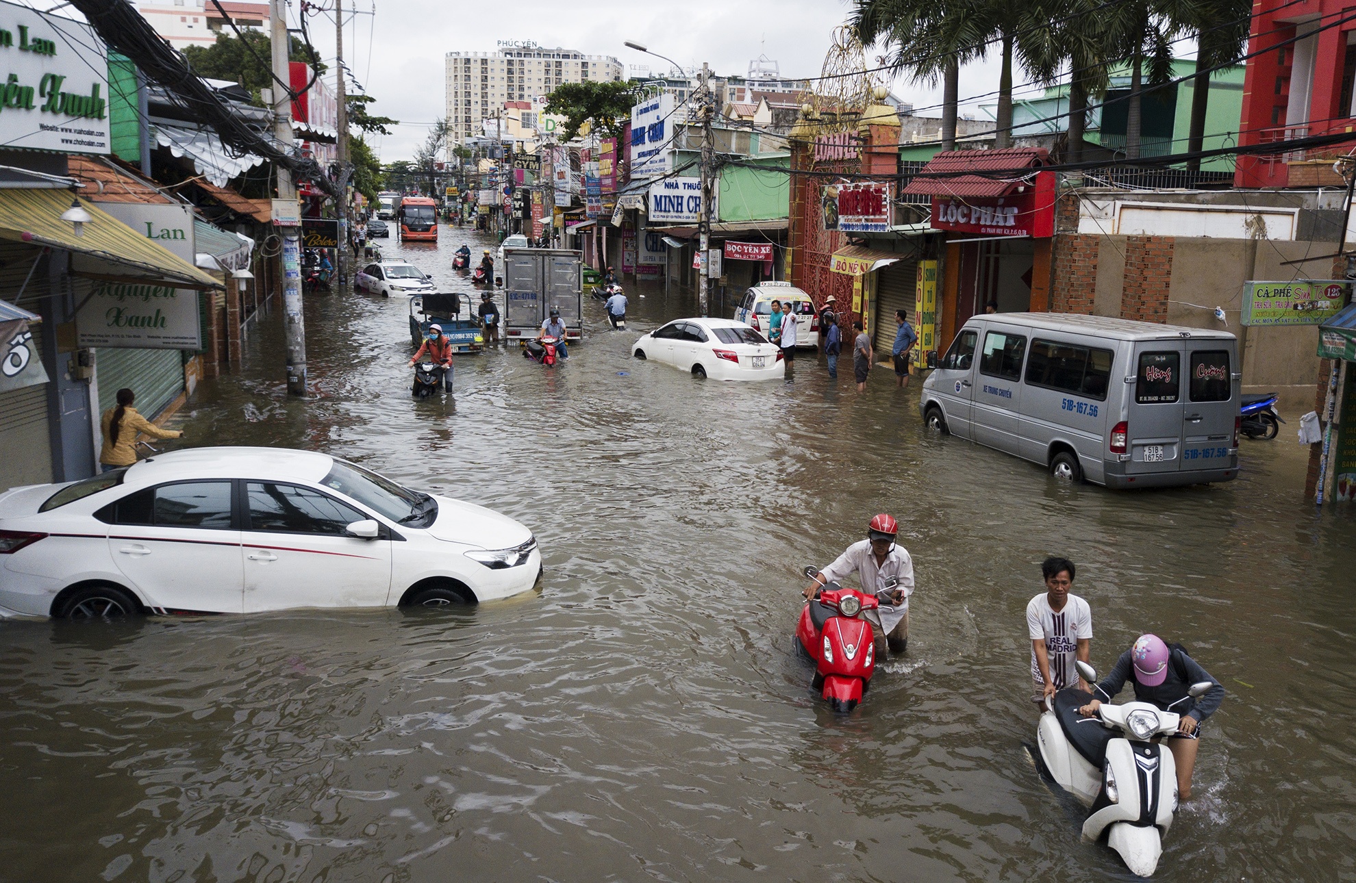 hang loat oto bat dong gan 20 gio o Sai Gon anh 1