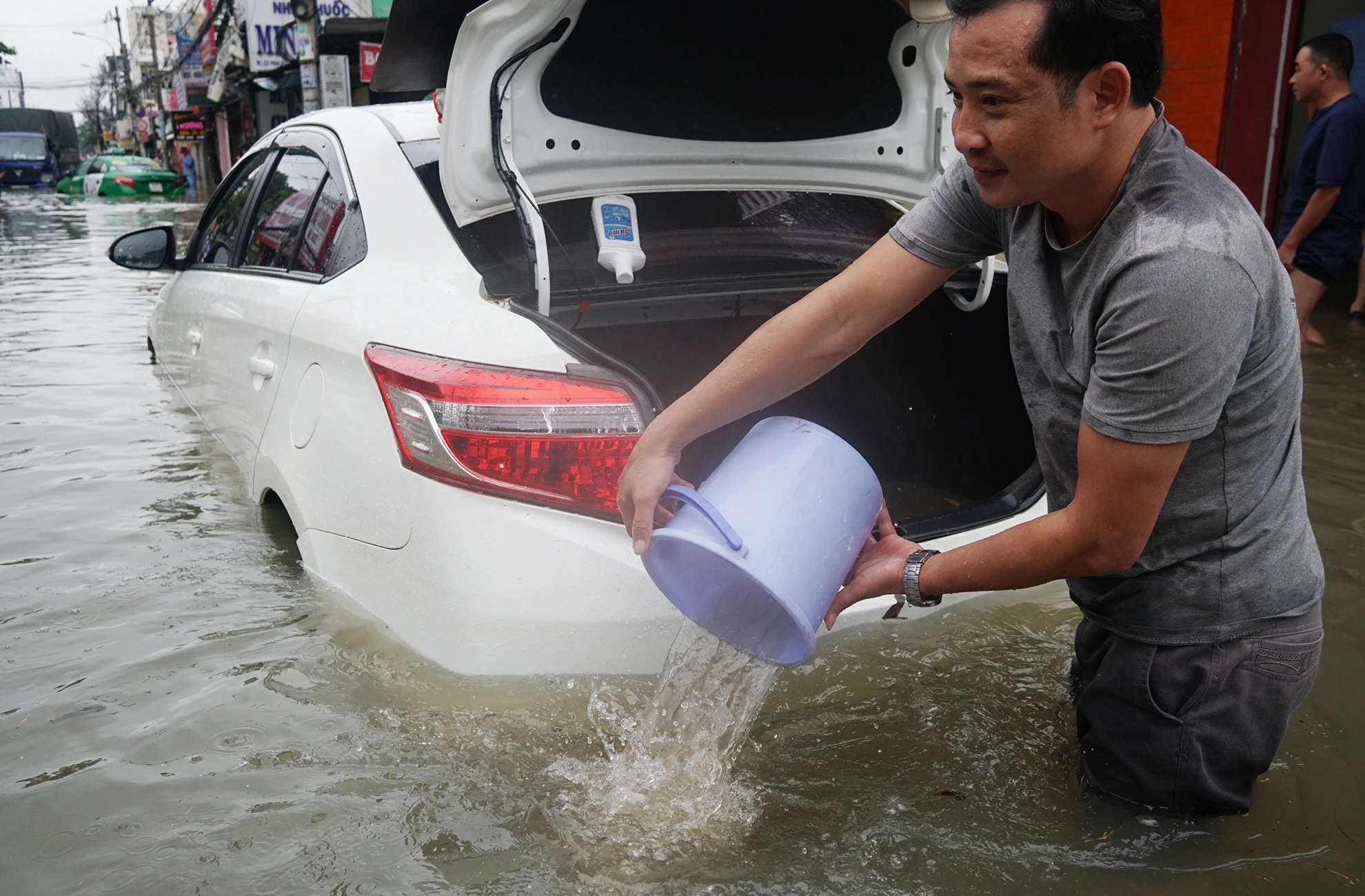 hang loat oto bat dong gan 20 gio o Sai Gon anh 3