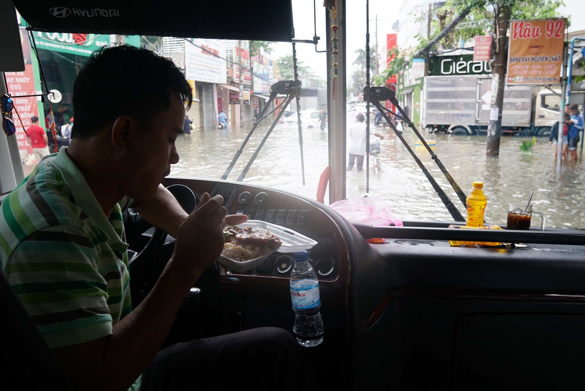 hang loat oto bat dong gan 20 gio o Sai Gon anh 4